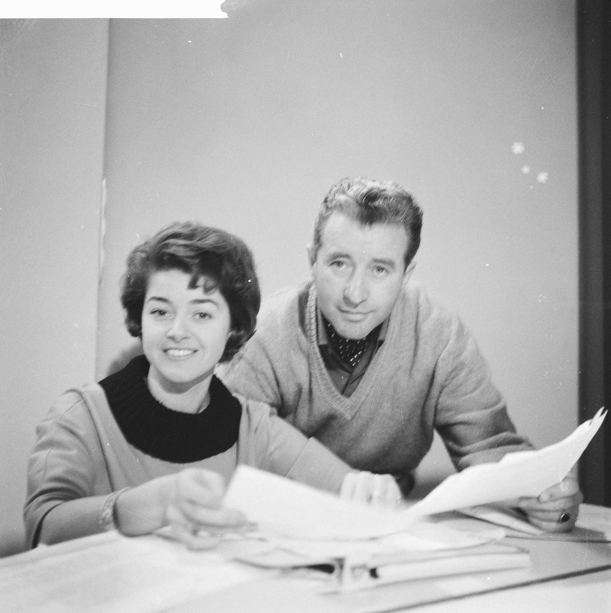 Fotocollectie Anefo — Teddy en Henk Scholten gaan naar Duitse TV — Foto: Nijs, Jac. de / Anefo. Licentie: Set B: Rechtenvrij / Publiek Domein. Bron: Nationaal Archief. http://hdl.handle.net/10648/a9efc9b2-d0b4-102d-bcf8-003048976d84