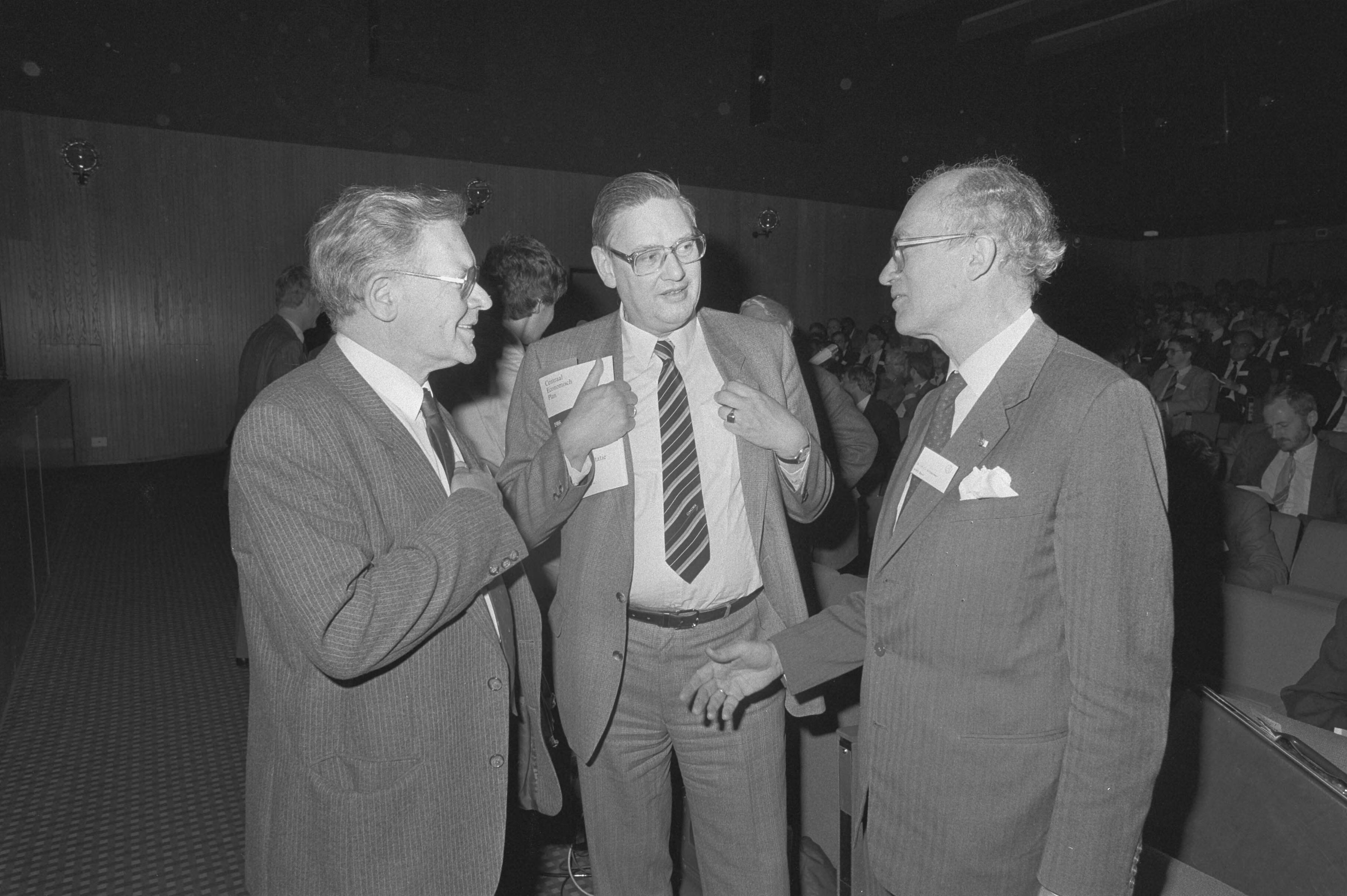 Fotocollectie Anefo — CPB-congres in Den Haag ; vlnr: prof. D. B. J. Schouten minister van Aardenne , dr. H. J. Witteveen — Foto: Bogaerts, Rob / Anefo. Licentie: Set B: Rechtenvrij / Publiek Domein. Bron: Nationaal Archief. http://hdl.handle.net/10648/ad52f566-d0b4-102d-bcf8-003048976d84