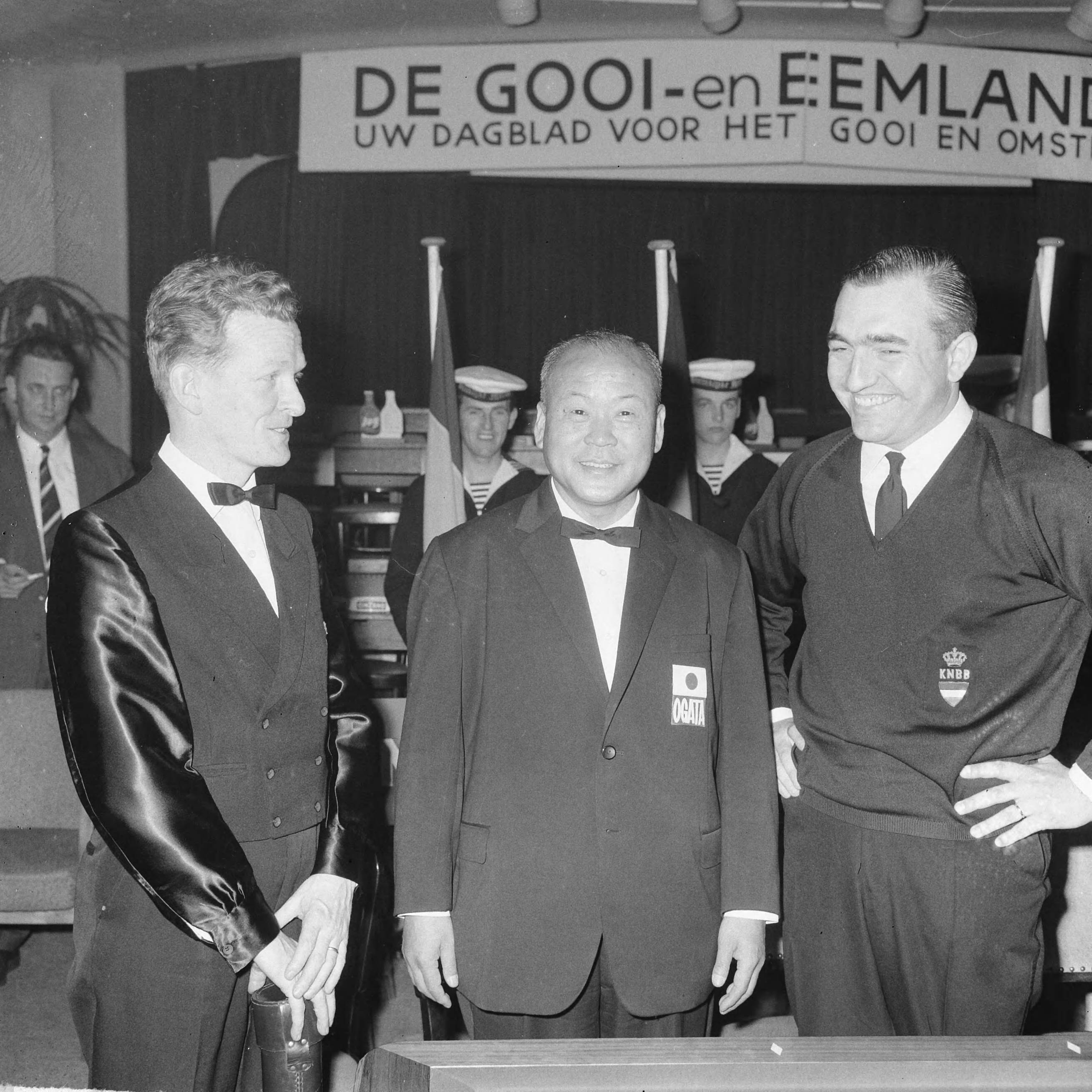 Fotocollectie Anefo — Wereldkampioenschappen driebanden te Hilversum, v.l.n.r. De Ruyter, Koya Ogata (Japan), Van Oosterhout — Foto: Nijs, Jac. de / Anefo. Licentie: Set B: Rechtenvrij / Publiek Domein. Bron: Nationaal Archief. http://hdl.handle.net/10648/aaa7190a-d0b4-102d-bcf8-003048976d84