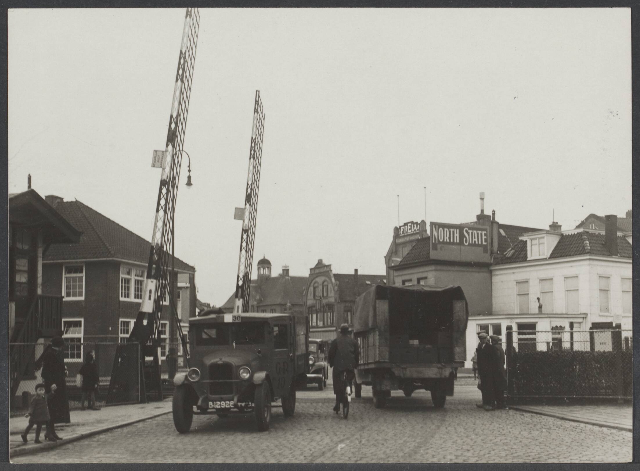 Leeuwarden II - Panorama's, stadsgezichten — Leeuwarden. Spoorwegovergang bij de Schrans — Foto: Valks, H.J.M. / Spaarnestad. Licentie: Set B: Rechtenvrij / Publiek Domein. Bron: Nationaal Archief. http://hdl.handle.net/10648/3c4f7dee-fd11-c77e-a2a7-1aaf056c165d
