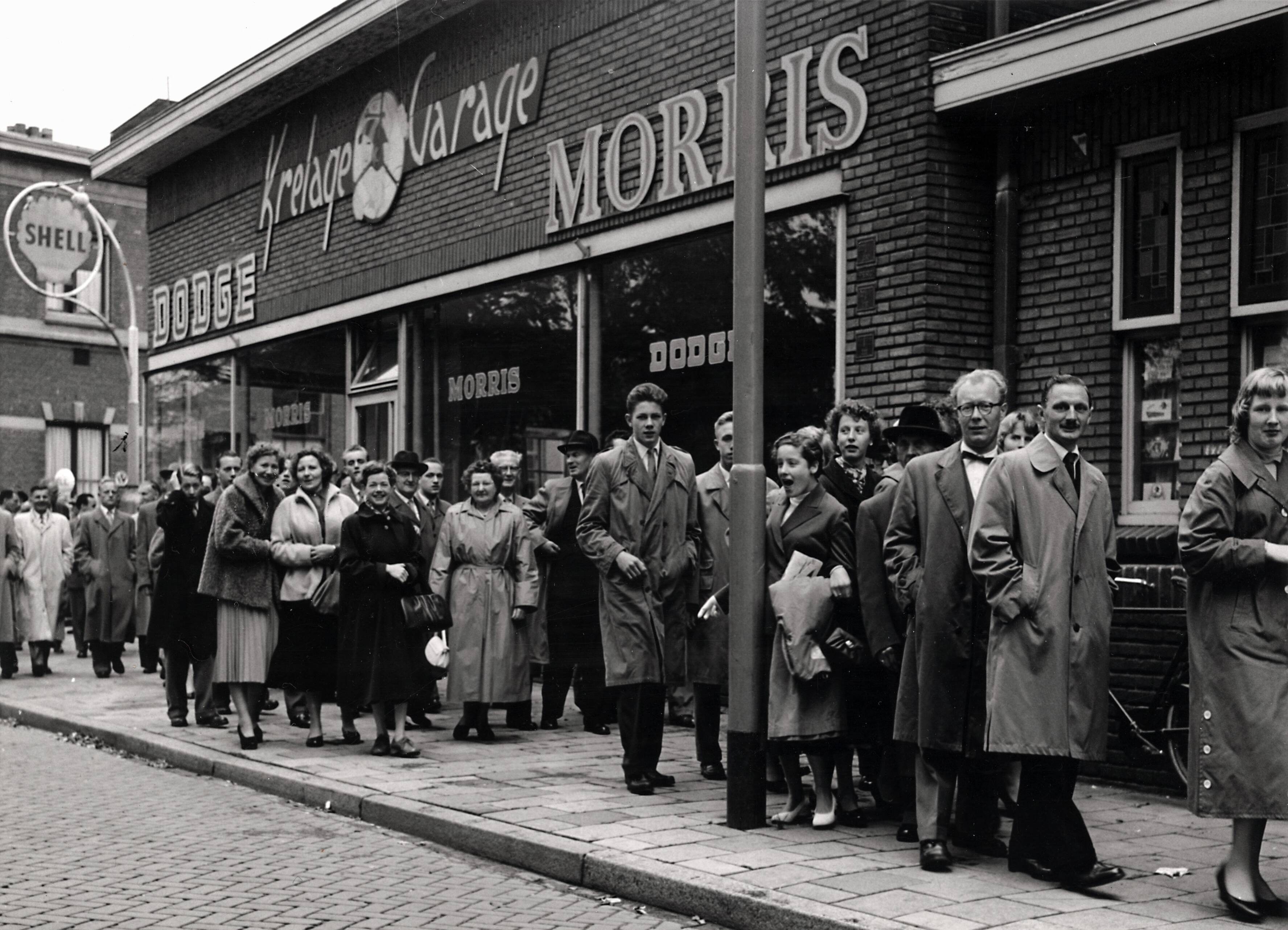 Collectie nader te bepalen — [Personeelsbijeenkomst Spaarnestad?][Een grote rij mensen staat voor de Krelage Garage aan de Leidsevaart te Haarlem — Foto: Fotograaf Onbekend / Fotobureau onbekend / Spaarnestad Photo (05887). Licentie: Set B: Rechtenvrij / Publiek Domein. Bron: Nationaal Archief. http://hdl.handle.net/10648/35429da6-3a76-a382-e063-6df0900a6686