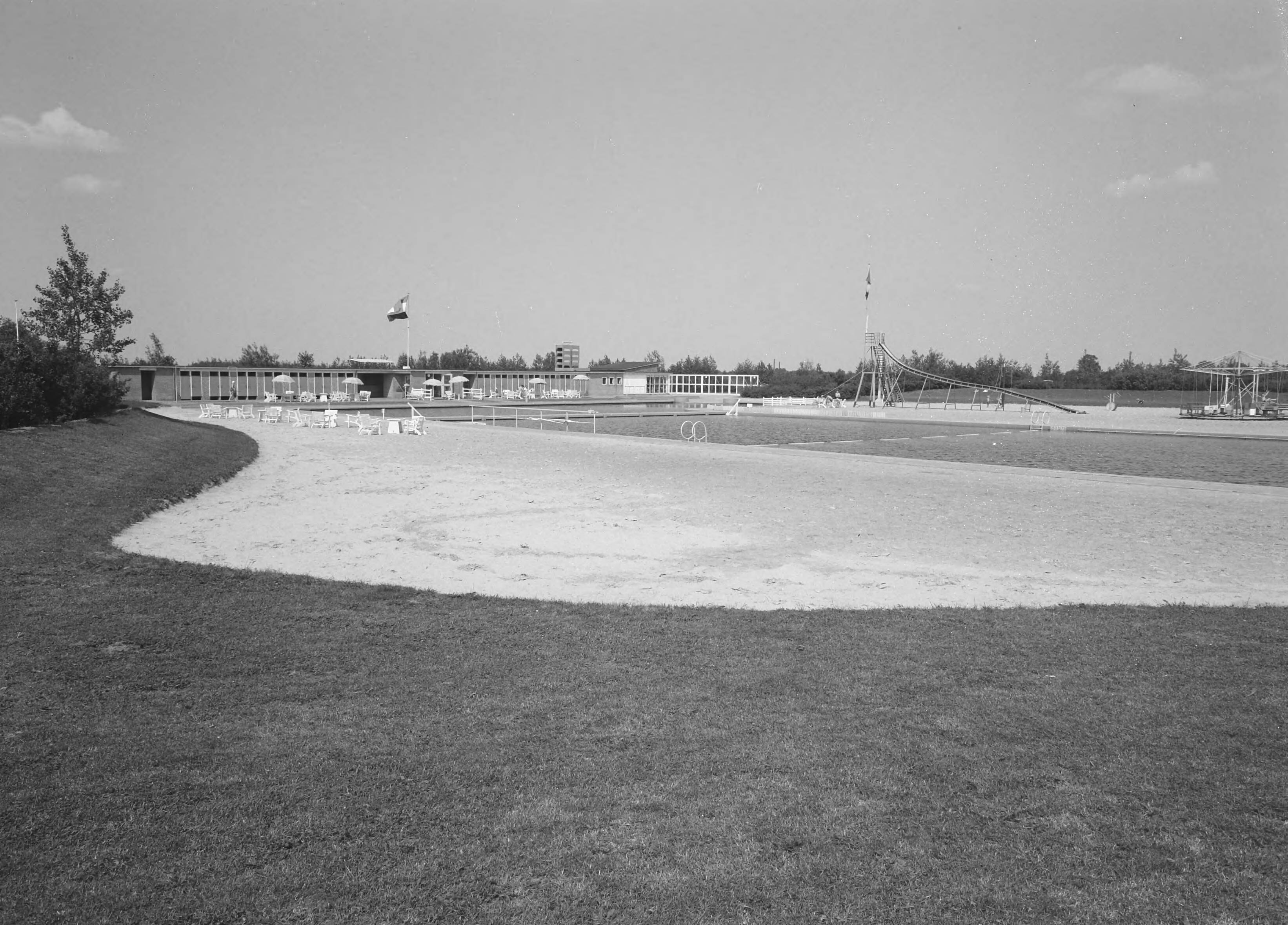 Fotocollectie Nederlandse Heidemaatschappij — Zwembad te Vlagtwedde — Foto: Nijhof, [...] / Heidemij. Licentie: Set B: Rechtenvrij / Publiek Domein. Bron: Nationaal Archief. http://hdl.handle.net/10648/ae785e54-d0b4-102d-bcf8-003048976d84