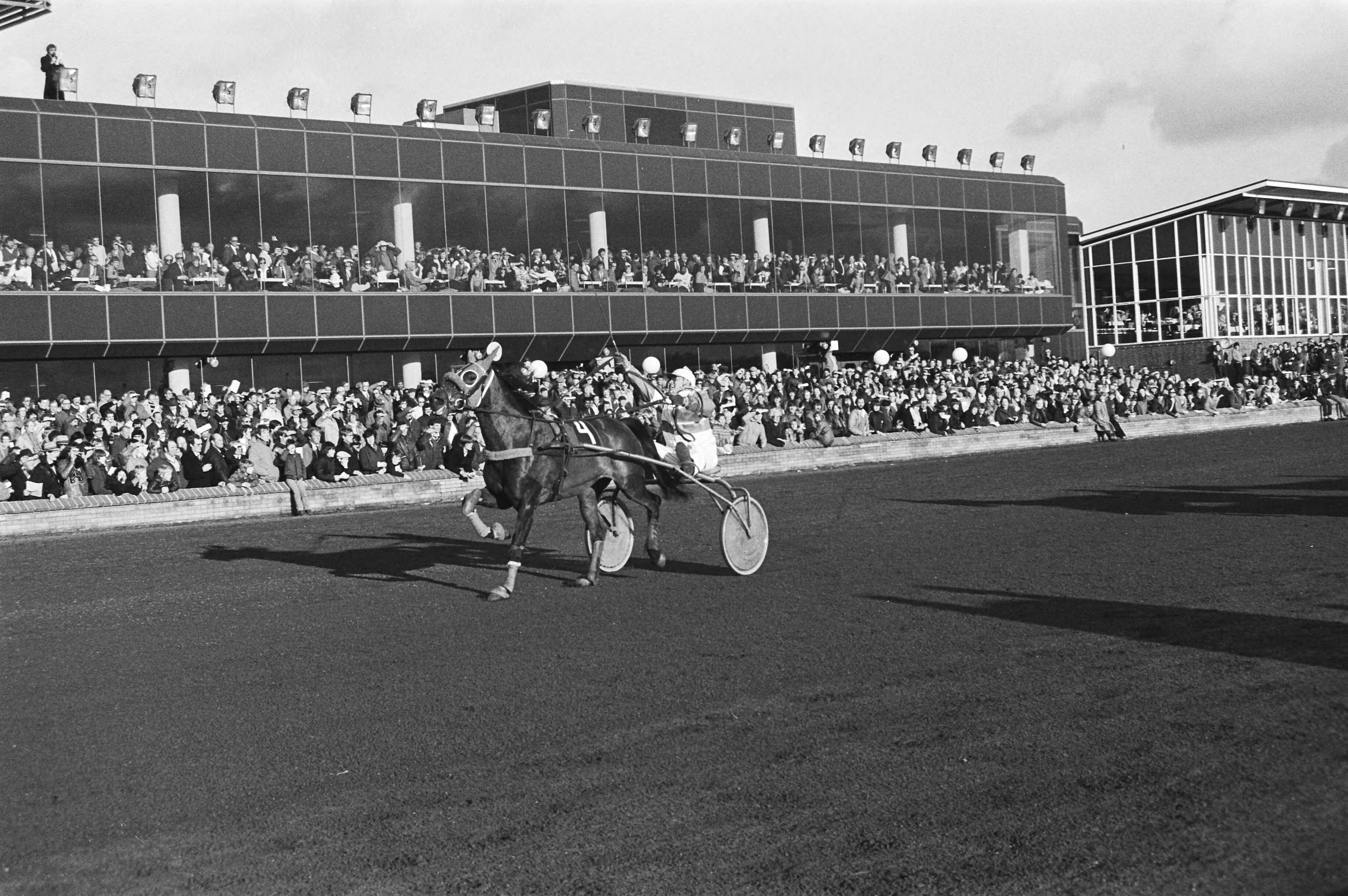 Fotocollectie Anefo — Hilversum, draverij om de Grote Kerstprijs, 9 nummer 4 Hermin du Venet met Van Leeuwen op kop, 10 nummer 2 Keystone Master wordt tweede — Foto: Dijk, Hans van / Anefo. Licentie: Set B: Rechtenvrij / Publiek Domein. Bron: Nationaal Archief. http://hdl.handle.net/10648/acf11c06-d0b4-102d-bcf8-003048976d84