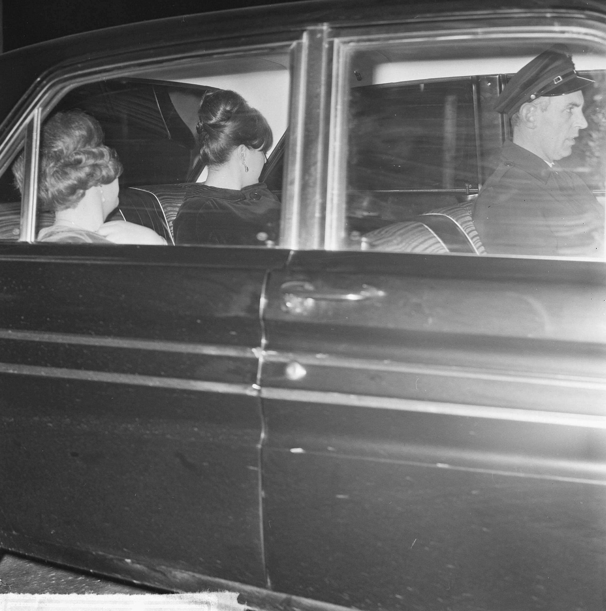 Fotocollectie Anefo — Feest op Drakensteyn, prinses Christina en prinses Margriet (rechts) in de hofauto — Foto: Koch, Eric / Anefo. Licentie: Set B: Rechtenvrij / Publiek Domein. Bron: Nationaal Archief. http://hdl.handle.net/10648/aa89c80a-d0b4-102d-bcf8-003048976d84