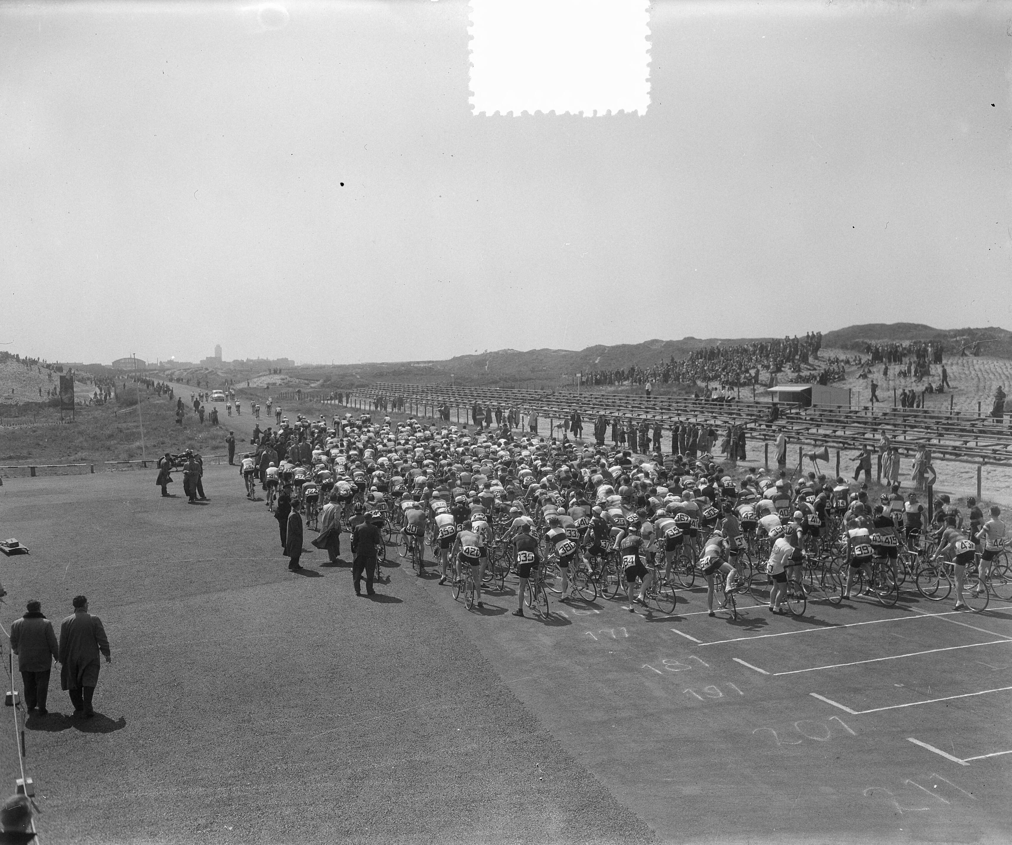 Fotocollectie Anefo — Wielerfestijn op Circuit van Zandvoort ter gelegenheid va KNWU-jubileum — Foto: Pot, Harry / Anefo. Licentie: Set B: Rechtenvrij / Publiek Domein. Bron: Nationaal Archief. http://hdl.handle.net/10648/a90b51ce-d0b4-102d-bcf8-003048976d84