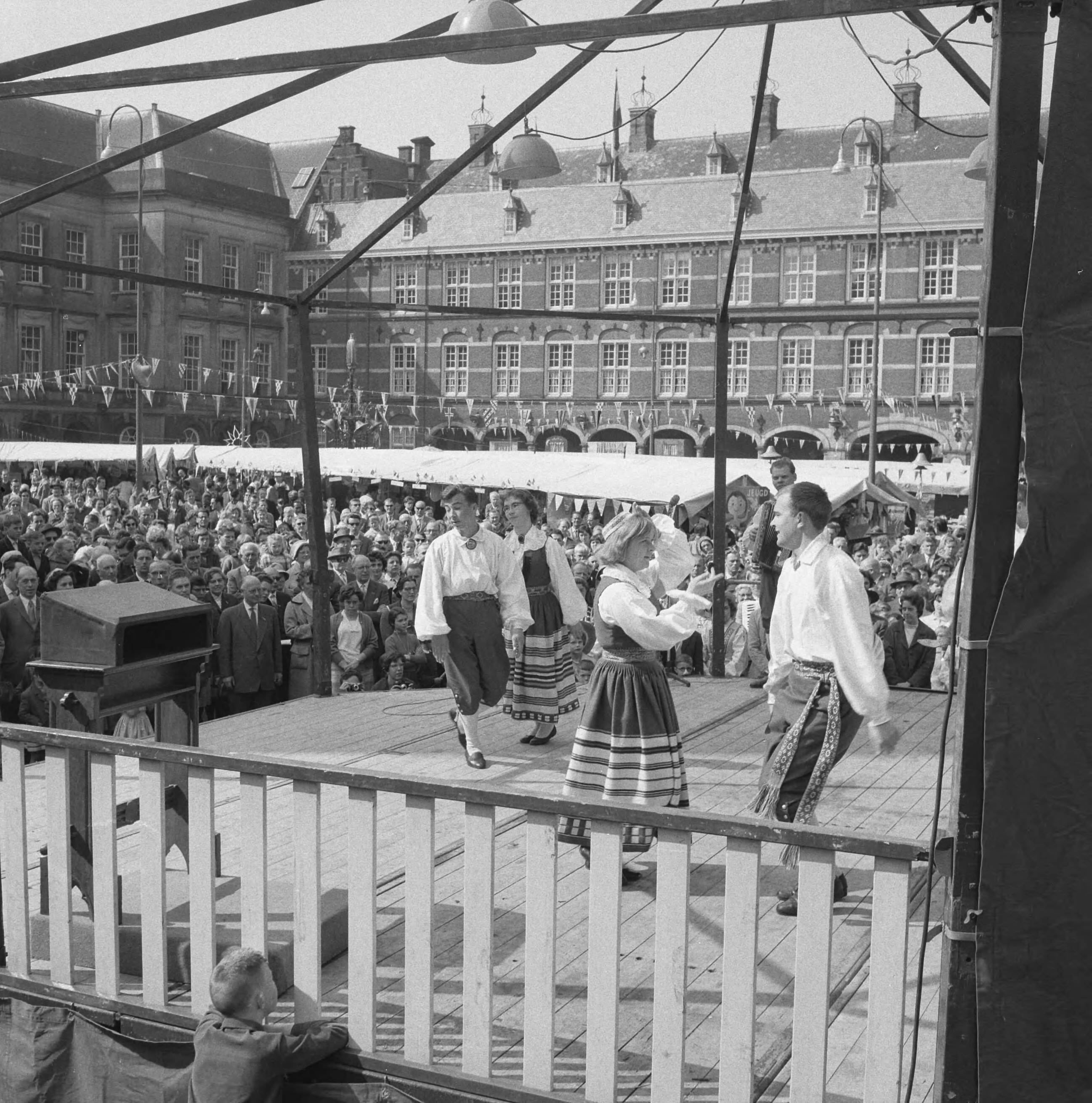 Fotocollectie Anefo — Ontsteken van het bevrijdingsvuur door minister Klompé op het Binnenhof te Den Haag, Letlandse dansers demonstreren hun dansen — Foto: Behrens, Herbert F. / Anefo. Licentie: Set B: Rechtenvrij / Publiek Domein. Bron: Nationaal Archief. http://hdl.handle.net/10648/a9adfaaa-d0b4-102d-bcf8-003048976d84