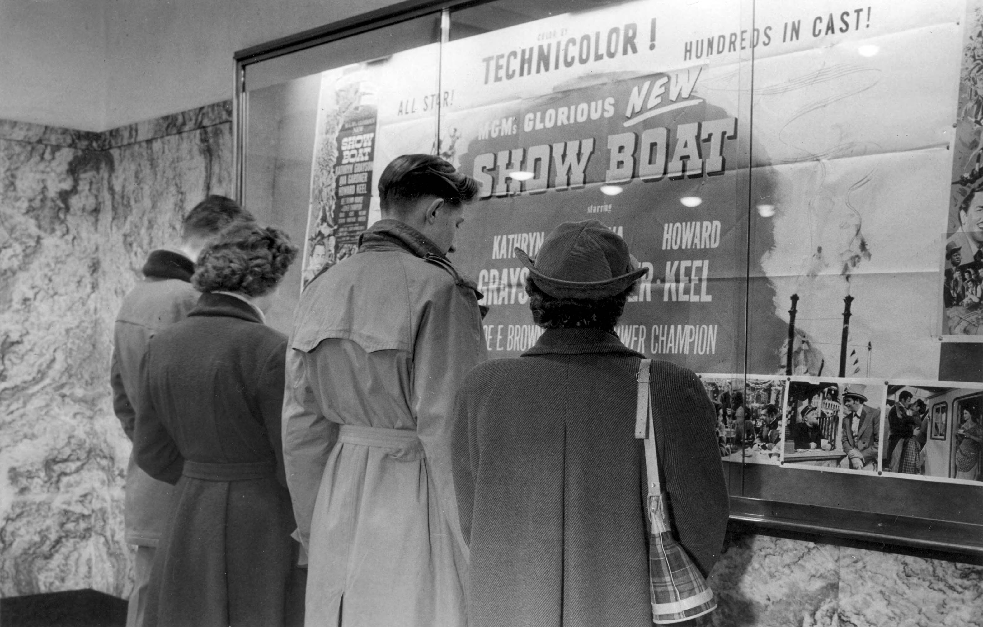 Cultuur — Bioscopen. Mensen staan voor de etalage foto's te kijken bij bioscoop Rembrandttheater in Haarlem, 14 februari 1952. — Foto: Stuifbergen, W.L. (Pim) / Spaarnestad Photo (05887). Licentie: Set B: Rechtenvrij / Publiek Domein. Bron: Nationaal Archief. http://hdl.handle.net/10648/35429da5-ebe4-a382-e063-6df0900a6686