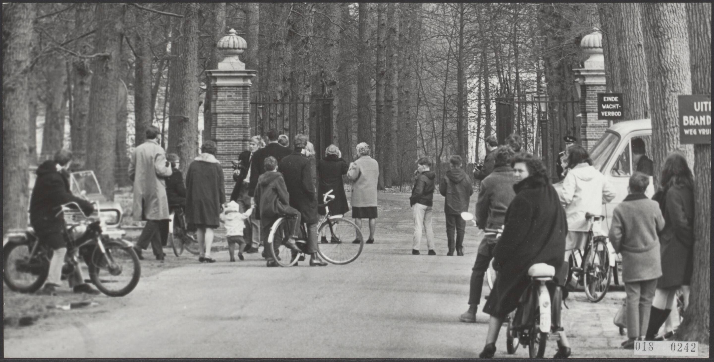 Fotocollectie Elsevier Binnenland — [Serie: drukte rond paleis Drakensteyn en in Lage Vuursche i.v.m. geboorte kroonprins] Veel belangstellenden verdrongen zich vandaag voor de poorten van Drakensteyn. Er was echter zeer weinig te zien. Hetgeen wel te verwachten was. Het kasteeltje van Prinses Beatrix en prins Claus gaat geheel achter het groen verloren. — Foto: Kroon, Ron / Anefo. Licentie: Set B: Rechtenvrij / Publiek Domein. Bron: Nationaal Archief. http://hdl.handle.net/10648/adc1aa1a-d0b4-102d-bcf8-003048976d84