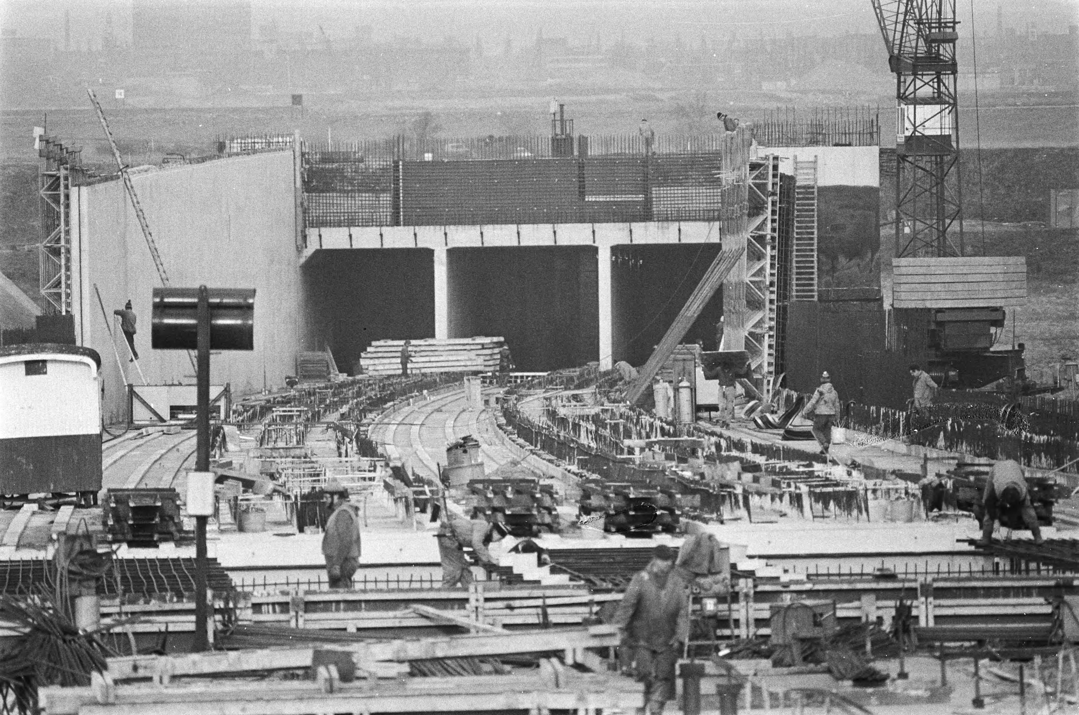 Fotocollectie Anefo — Bouw Hemspoortunnel (bij de Hembrug) voor treinverkeer Amsterdam Zaanstad v.v. — Foto: Suyk, Koen / Anefo. Licentie: Set B: Rechtenvrij / Publiek Domein. Bron: Nationaal Archief. http://hdl.handle.net/10648/acaacf80-d0b4-102d-bcf8-003048976d84