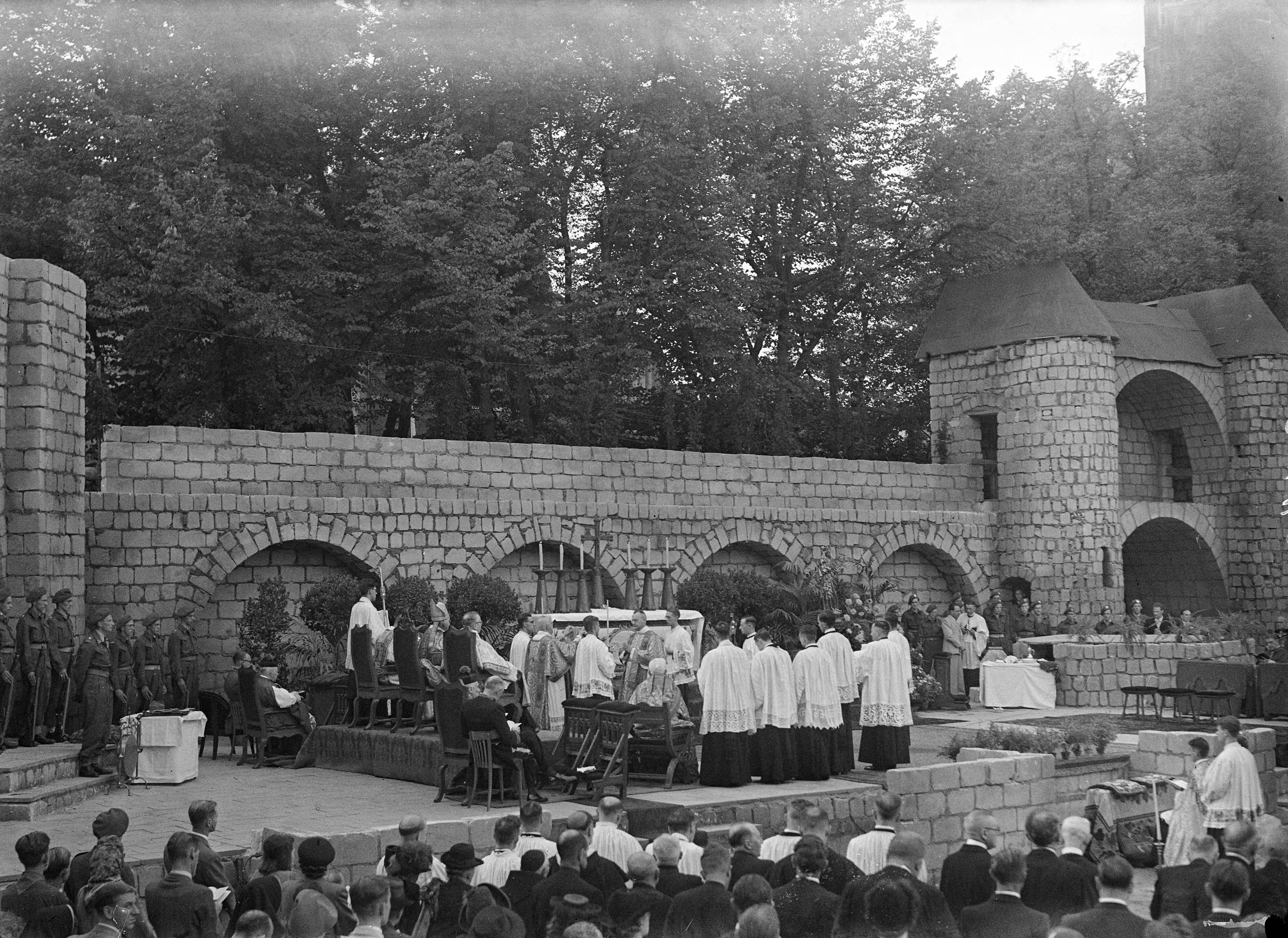 Fotocollectie Anefo — Maria Congres te Maastricht. Pontificale hoogmis op het Vrijthof — Foto: Sagers, Harry / Anefo. Licentie: Set B: Rechtenvrij / Publiek Domein. Bron: Nationaal Archief. http://hdl.handle.net/10648/a8ac668c-d0b4-102d-bcf8-003048976d84