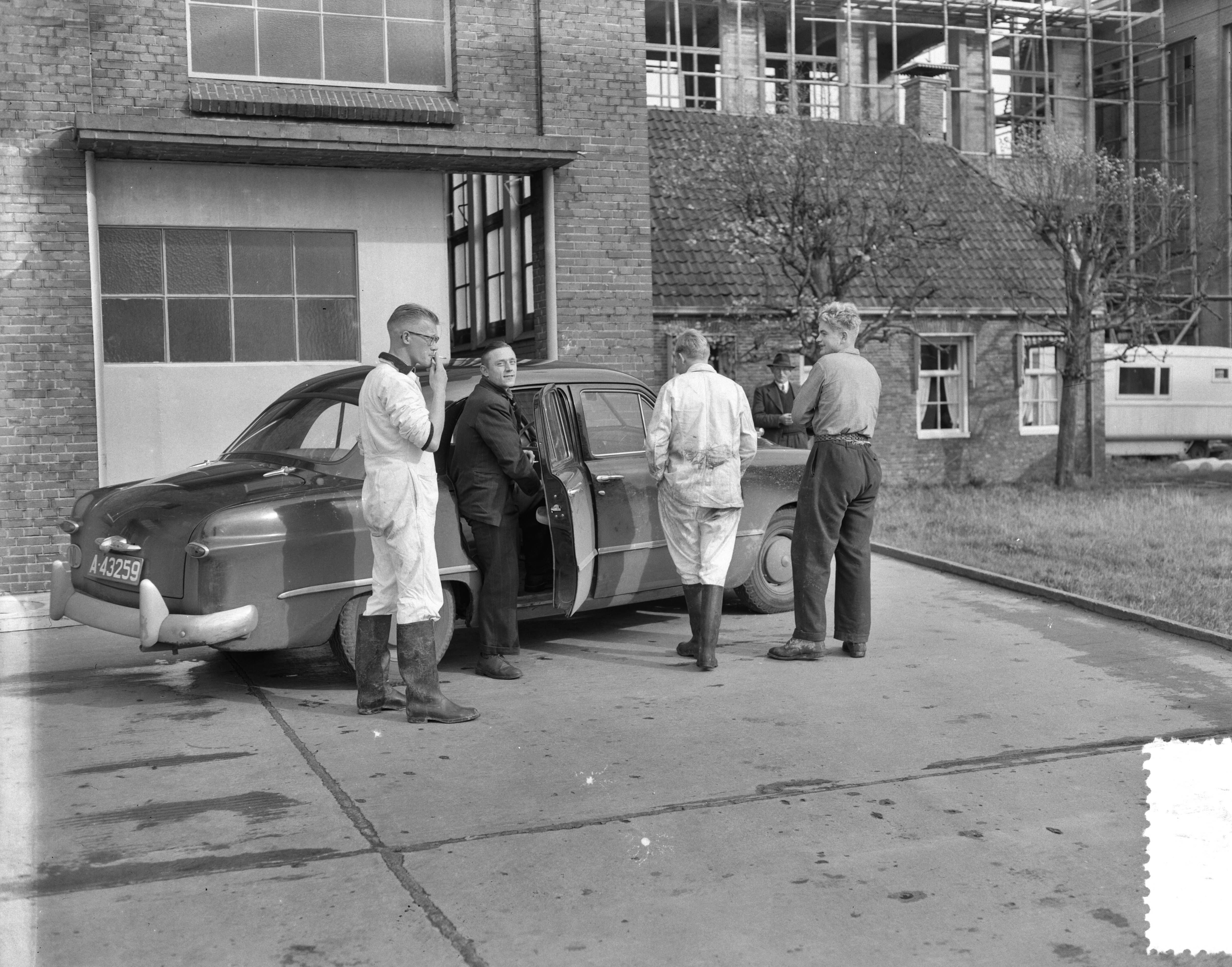 Fotocollectie Anefo — Staking melkfabriek "De Ommelanden " te Groningen. Met auto halen en brengen van werkwilligen — Foto: Consenheim, Wim / Anefo. Licentie: Set B: Rechtenvrij / Publiek Domein. Bron: Nationaal Archief. http://hdl.handle.net/10648/a900bf70-d0b4-102d-bcf8-003048976d84