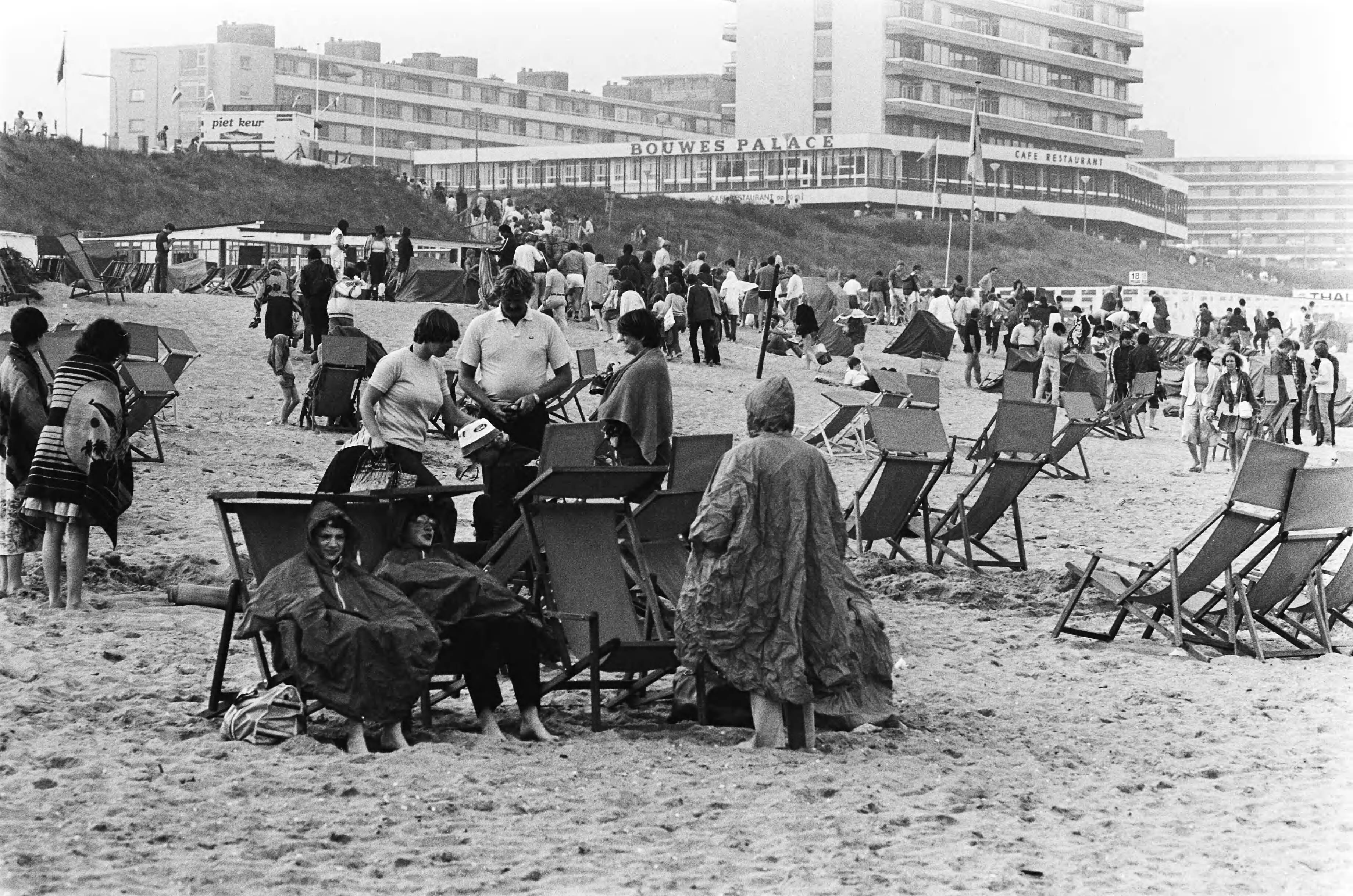 Fotocollectie Anefo — Bewolking en strook stinkend schuim (foto) op strand bij Zandvoort houdt strand stil; mensen op het strand — Foto: Bogaerts, Rob / Anefo. Licentie: Set B: Rechtenvrij / Publiek Domein. Bron: Nationaal Archief. http://hdl.handle.net/10648/ad179cf0-d0b4-102d-bcf8-003048976d84