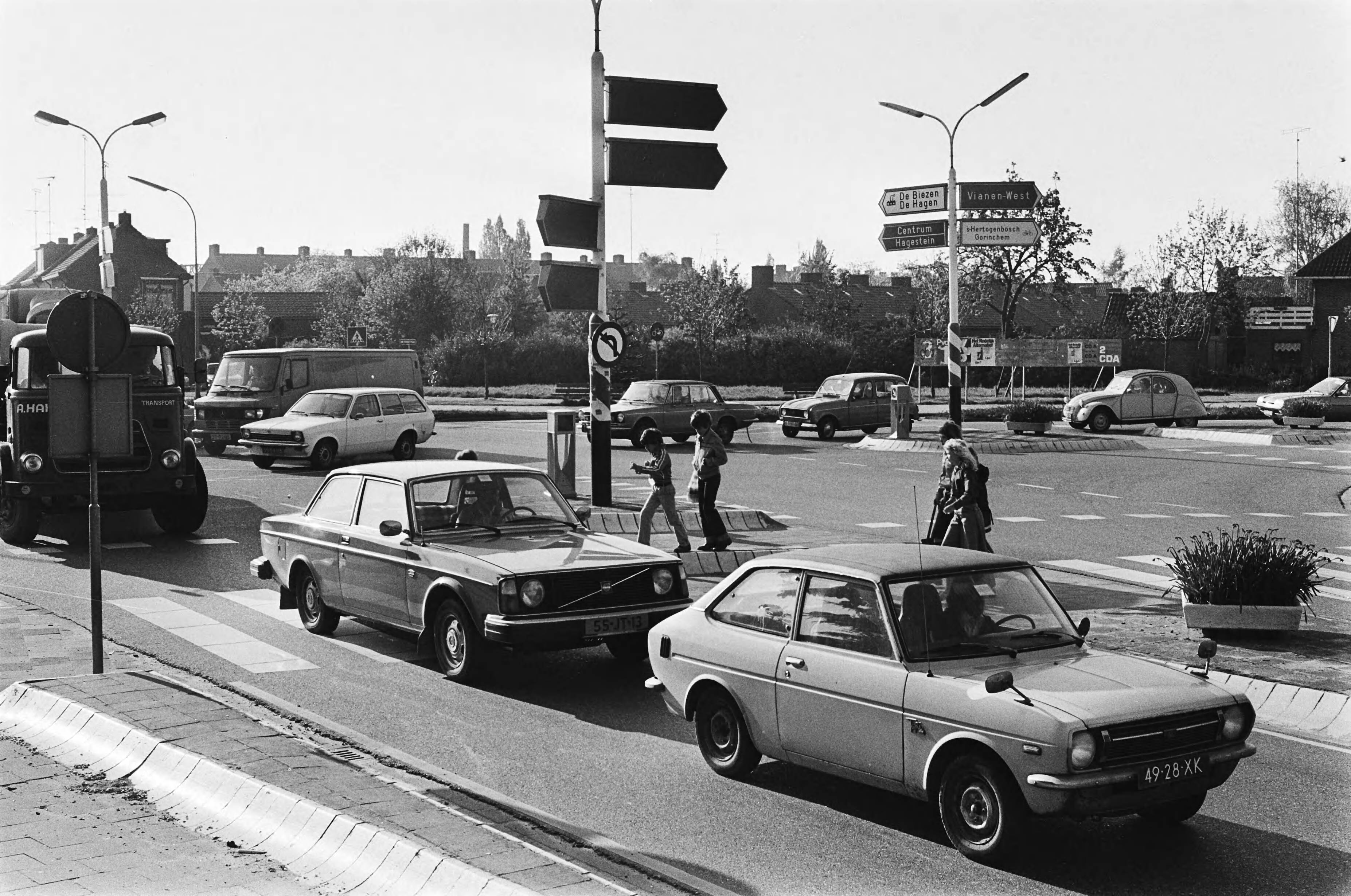 Fotocollectie Anefo — Verkeerstoestand bij Vianen; drukte in Vianen zelf — Foto: Peters, Hans / Anefo. Licentie: Set B: Rechtenvrij / Publiek Domein. Bron: Nationaal Archief. http://hdl.handle.net/10648/acb26a06-d0b4-102d-bcf8-003048976d84