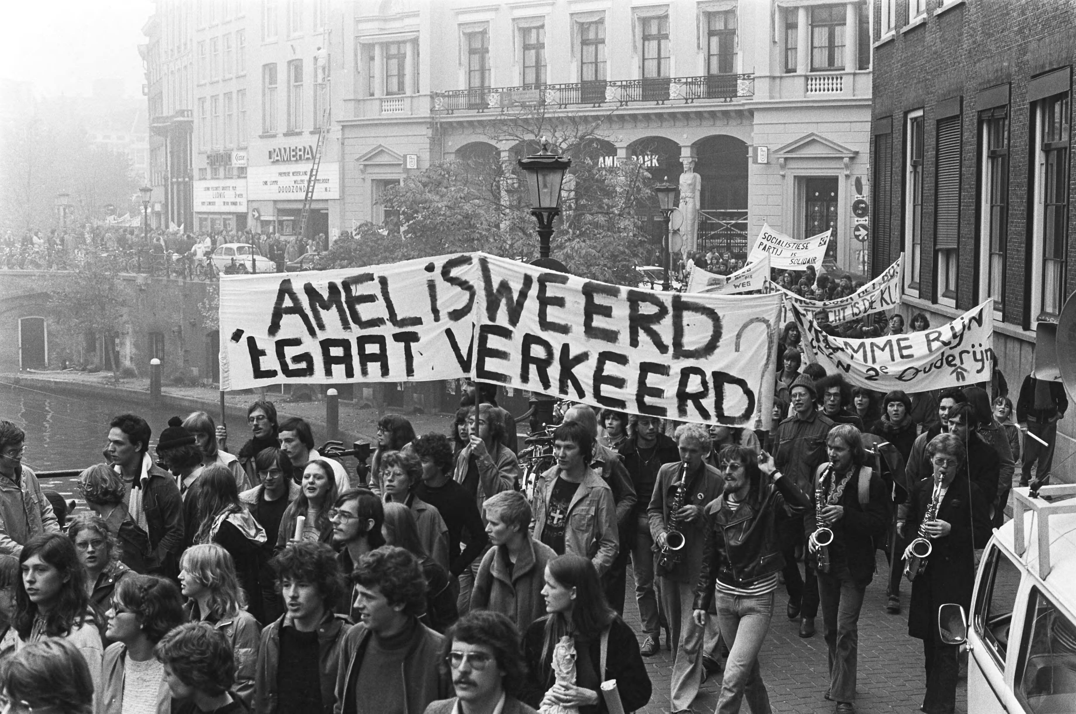 Fotocollectie Anefo — Demonstratie in Utrecht tegen aanleg weg door landgoed Amelisweerd; demonstranten onderweg — Foto: Verhoeff, Bert / Anefo. Licentie: Set B: Rechtenvrij / Publiek Domein. Bron: Nationaal Archief. http://hdl.handle.net/10648/acbdae70-d0b4-102d-bcf8-003048976d84
