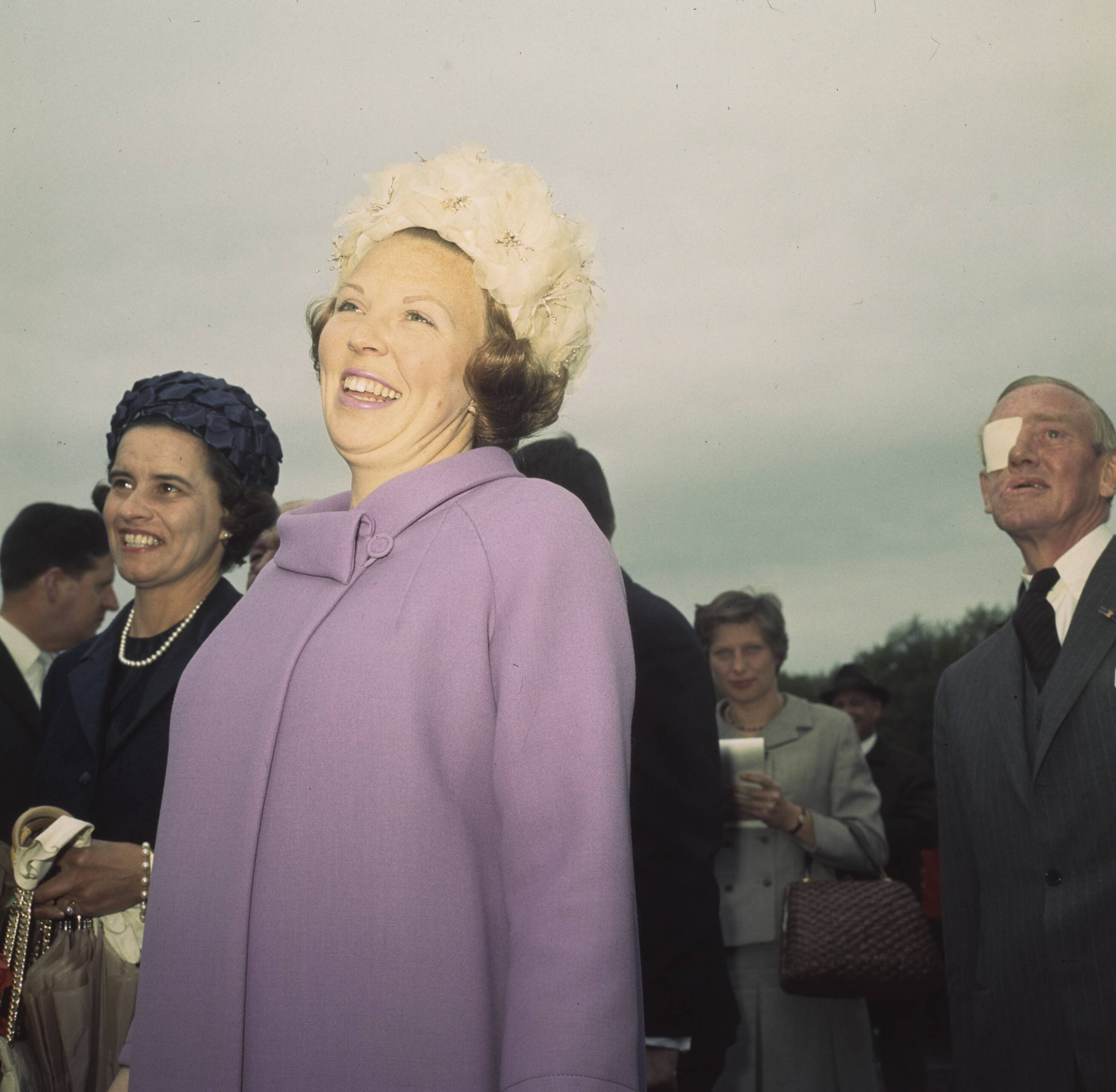Fotocollectie Anefo — Hare Koninklijke Hoogheid Prinses Beatrix te Roden (Drenthe) opent vakantiecentrum voor gehandicapte jeugd, Prins Willem Alexander hoeve — Foto: Koch, Eric / Anefo. Licentie: Set B: Rechtenvrij / Publiek Domein. Bron: Nationaal Archief. http://hdl.handle.net/10648/ad8eeefe-d0b4-102d-bcf8-003048976d84