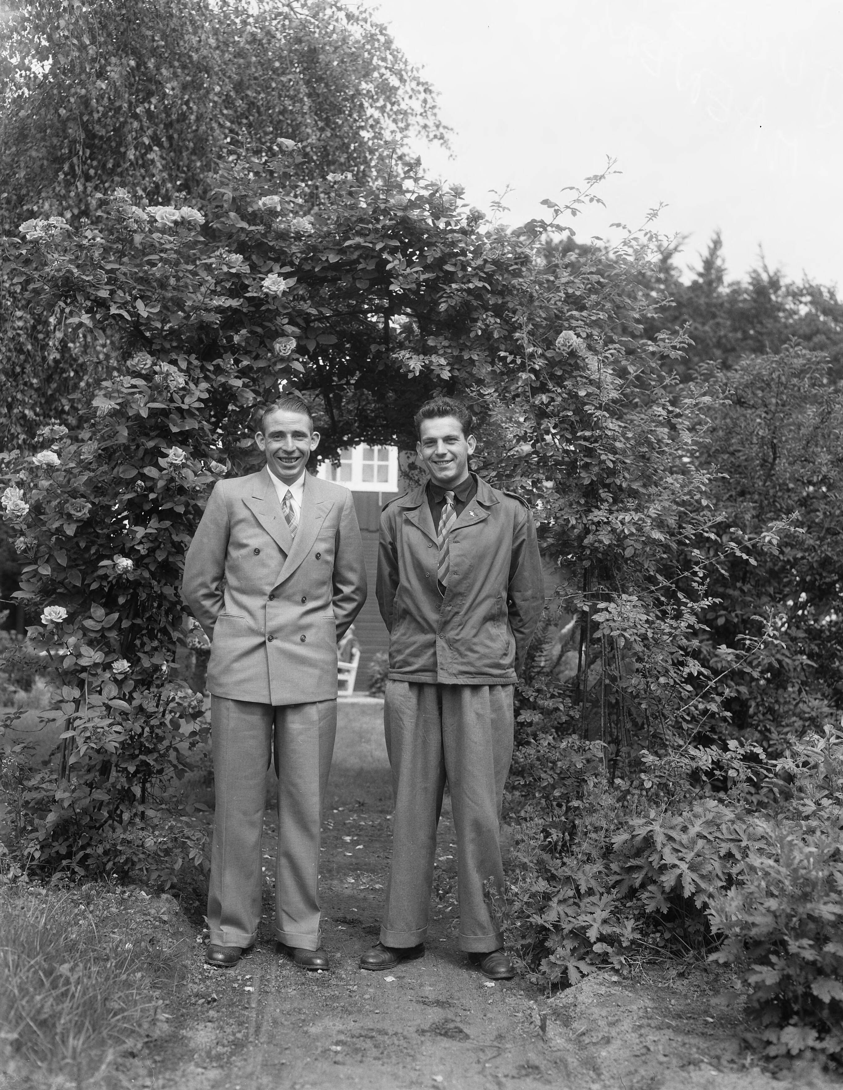 Ondertekening van contracten van Tour de France ploeg ten huize van Cees Pellenaars te Breda — Ondertekening van contracten van Tour de France ploeg ten huize van Cees Pellenaars te Breda, Nico van Est (links) en Jules Maenen — Foto: Duinen, G.W. van / Anefo. Licentie: Set B: Rechtenvrij / Publiek Domein. Bron: Nationaal Archief. http://hdl.handle.net/10648/a924af5c-d0b4-102d-bcf8-003048976d84