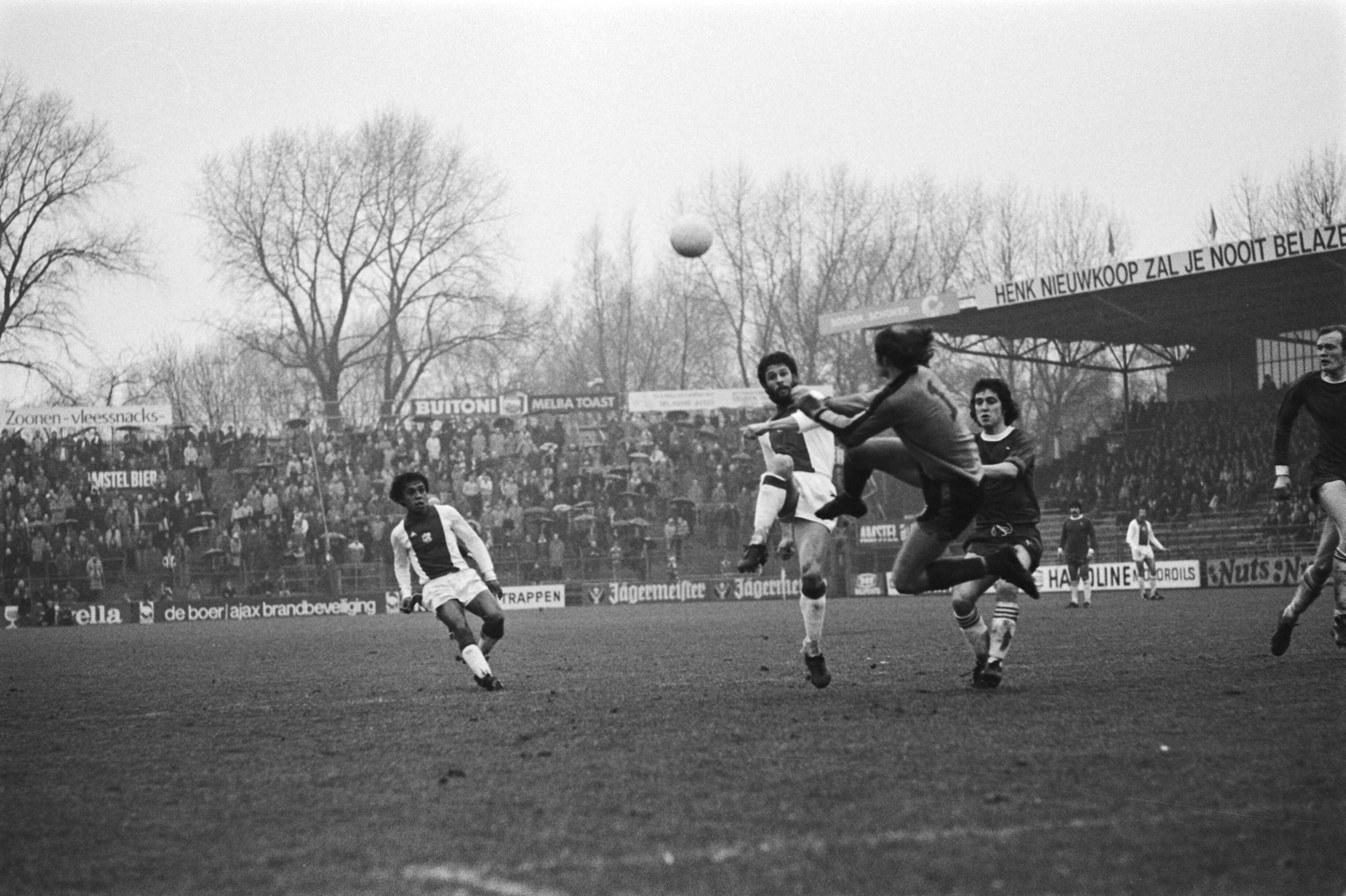 Fotocollectie Anefo — Ajax tegen Haarlem 2-0; spelmomenten — Foto: Suyk, Koen / Anefo. Licentie: Set B: Rechtenvrij / Publiek Domein. Bron: Nationaal Archief. http://hdl.handle.net/10648/ac94454e-d0b4-102d-bcf8-003048976d84