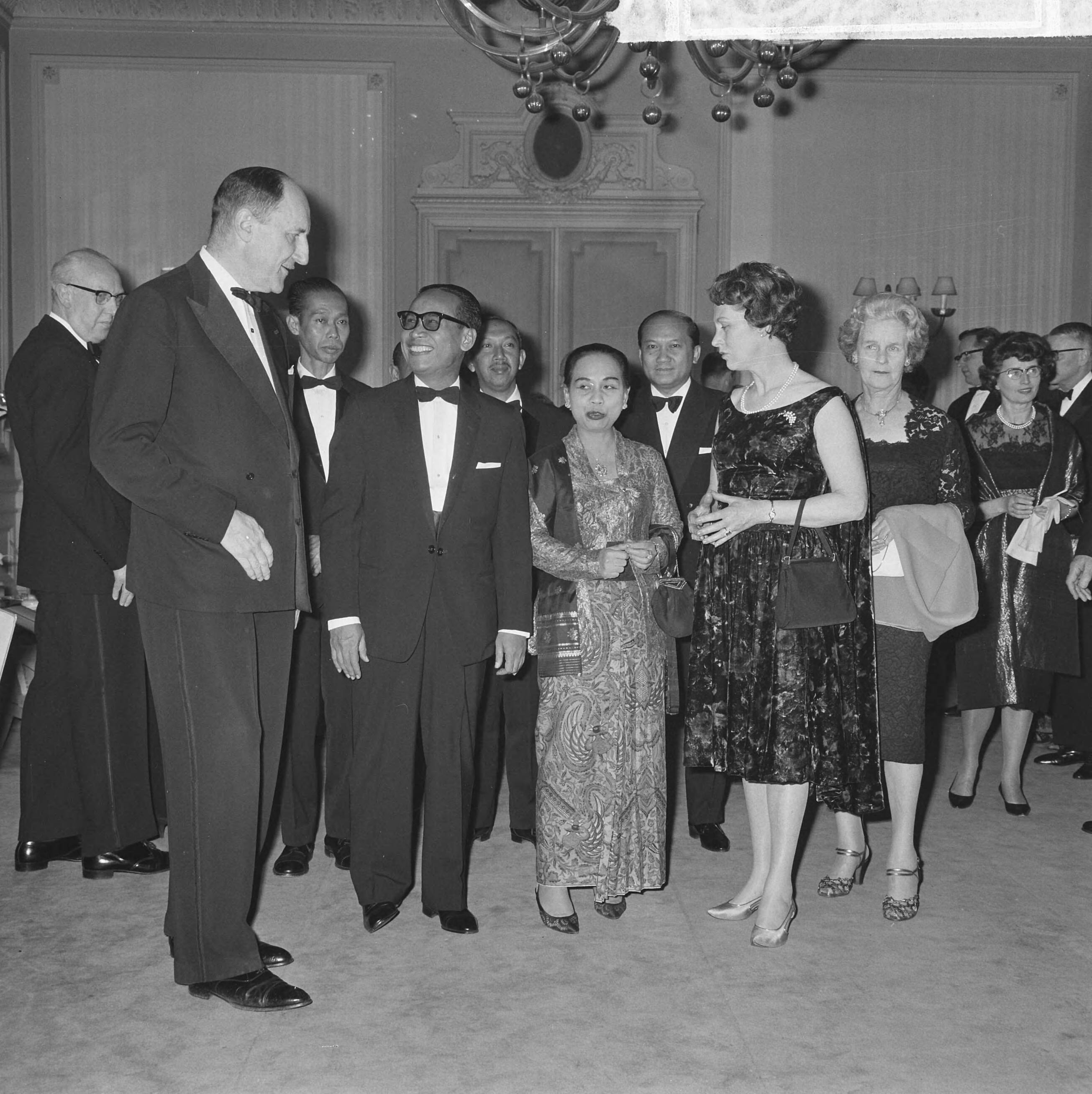 Fotocollectie Anefo — De Nederlandse regering heeft de Indonesische minister Soebandrio en zijn echtgenote een diner aangeboden in het Kurhaus te Scheveningen. Voor het aan tafel gaan, vlnr. minister Luns , dr. Soebandrio, mevr. Soebandrio, mevr. Luns en mevr. Jonkman (echtgenote van de voorzitter van de Eerste Kamer) — Foto: Pot, Harry / Anefo. Licentie: Set B: Rechtenvrij / Publiek Domein. Bron: Nationaal Archief. http://hdl.handle.net/10648/aa628074-d0b4-102d-bcf8-003048976d84