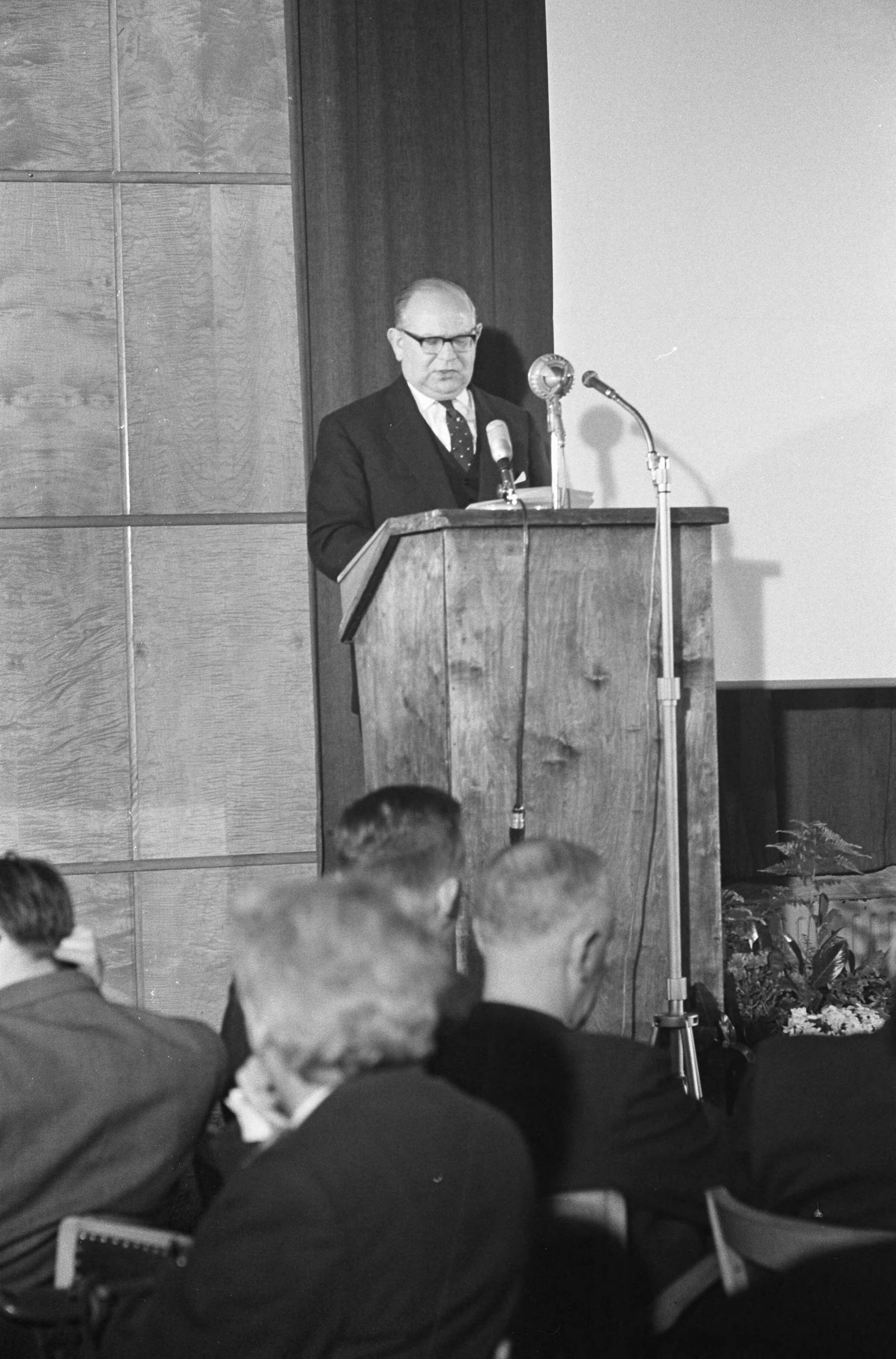 Fotocollectie Anefo — Zesde Nationale Verkeerstechnische leergang van de ANWB te Utrecht. Redevoering van de minister van Verkeer en Waterstaat, H.A. Korthals — Foto: Pot, Harry / Anefo. Licentie: Set B: Rechtenvrij / Publiek Domein. Bron: Nationaal Archief. http://hdl.handle.net/10648/aa0079f6-d0b4-102d-bcf8-003048976d84