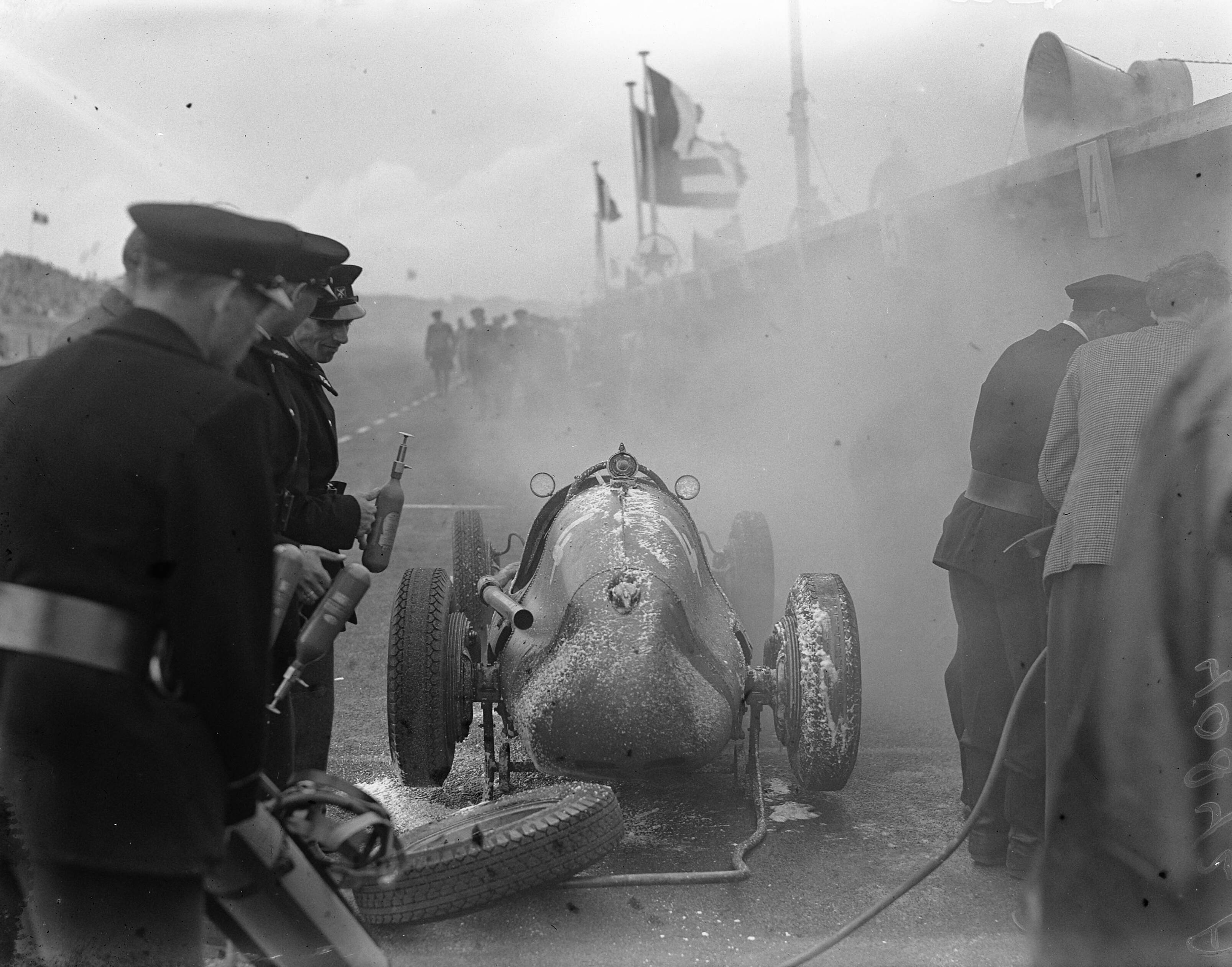 Fotocollectie Anefo — Brandende raceauto wordt geblust bij training Grote Prijs van Nederland op het circuit van Zandvoort — Foto: Noske, J.D. / Anefo. Licentie: Set B: Rechtenvrij / Publiek Domein. Bron: Nationaal Archief. http://hdl.handle.net/10648/ad7b9ef8-d0b4-102d-bcf8-003048976d84