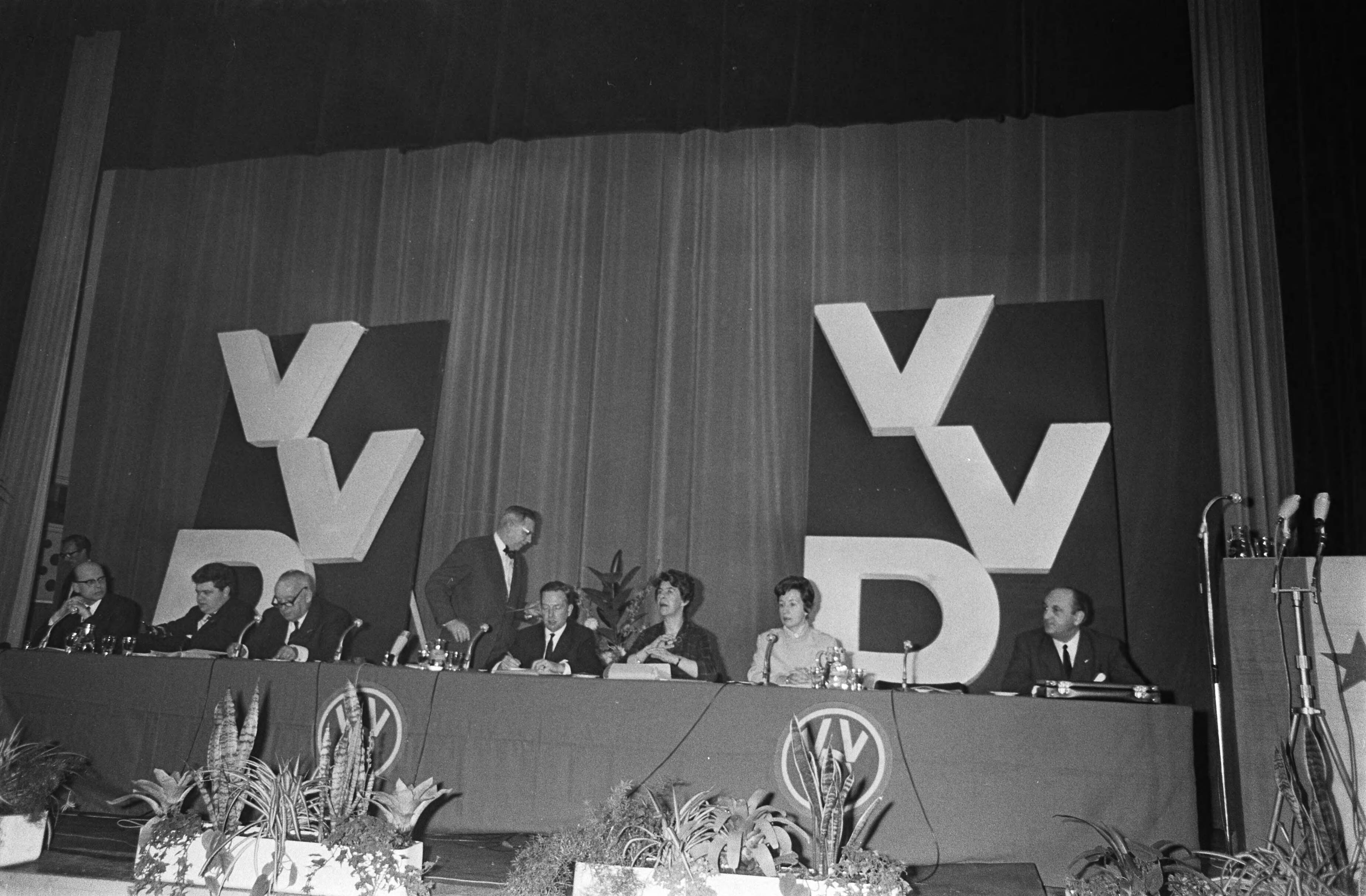 Fotocollectie Anefo — Maastricht|Toxopeus, Edzo — Foto: Fotograaf Onbekend / Anefo. Licentie: Set B: Rechtenvrij / Publiek Domein. Bron: Nationaal Archief. http://hdl.handle.net/10648/afce515a-d0b4-102d-bcf8-003048976d84