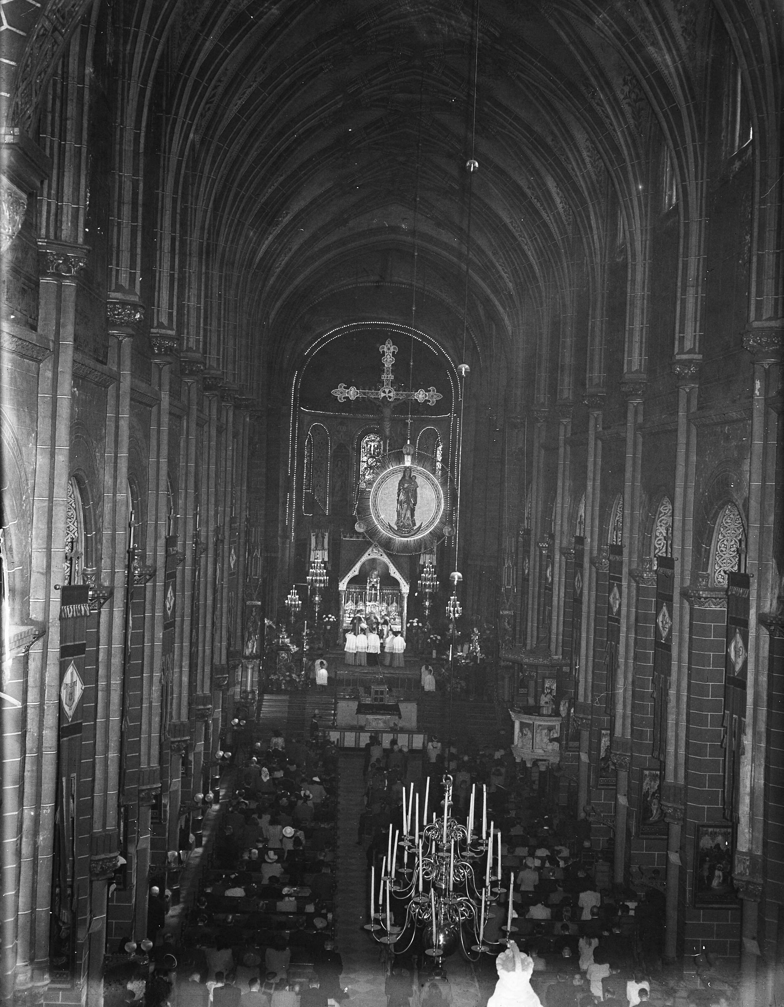 Fotocollectie Anefo — St. Servaasprocessie te Maastricht. In de St. Servaaskerk — Foto: Moedrik, D. / Anefo. Licentie: Set B: Rechtenvrij / Publiek Domein. Bron: Nationaal Archief. http://hdl.handle.net/10648/a8b6cece-d0b4-102d-bcf8-003048976d84
