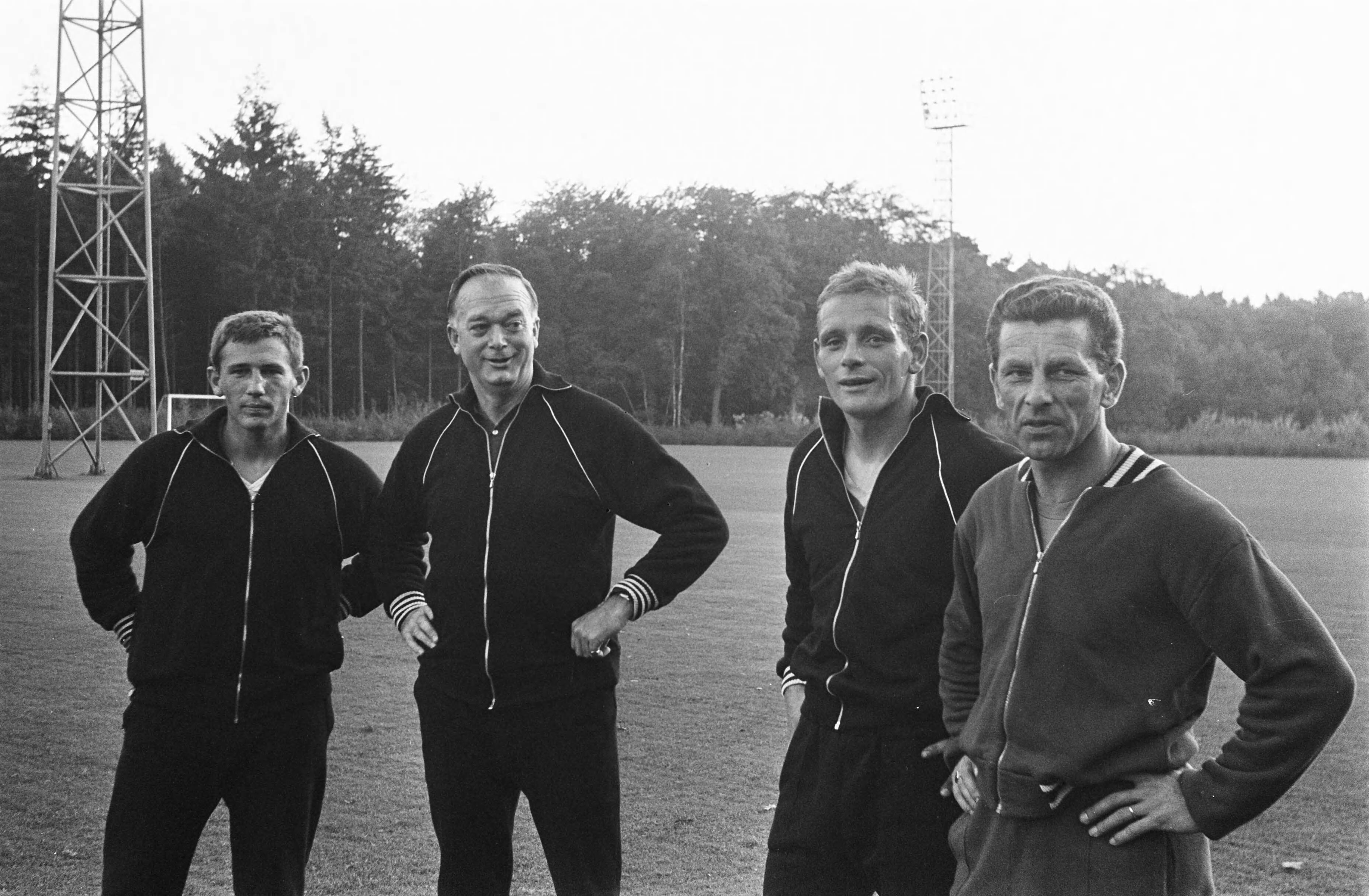 Fotocollectie Anefo — Training Nederlands elftal te Zeist, bondscoach Denis Neville (2e van links) met v.l.n.r. Geurtsen, Franssen en Clavan — Foto: Koch, Eric / Anefo. Licentie: Set B: Rechtenvrij / Publiek Domein. Bron: Nationaal Archief. http://hdl.handle.net/10648/aa7ee052-d0b4-102d-bcf8-003048976d84