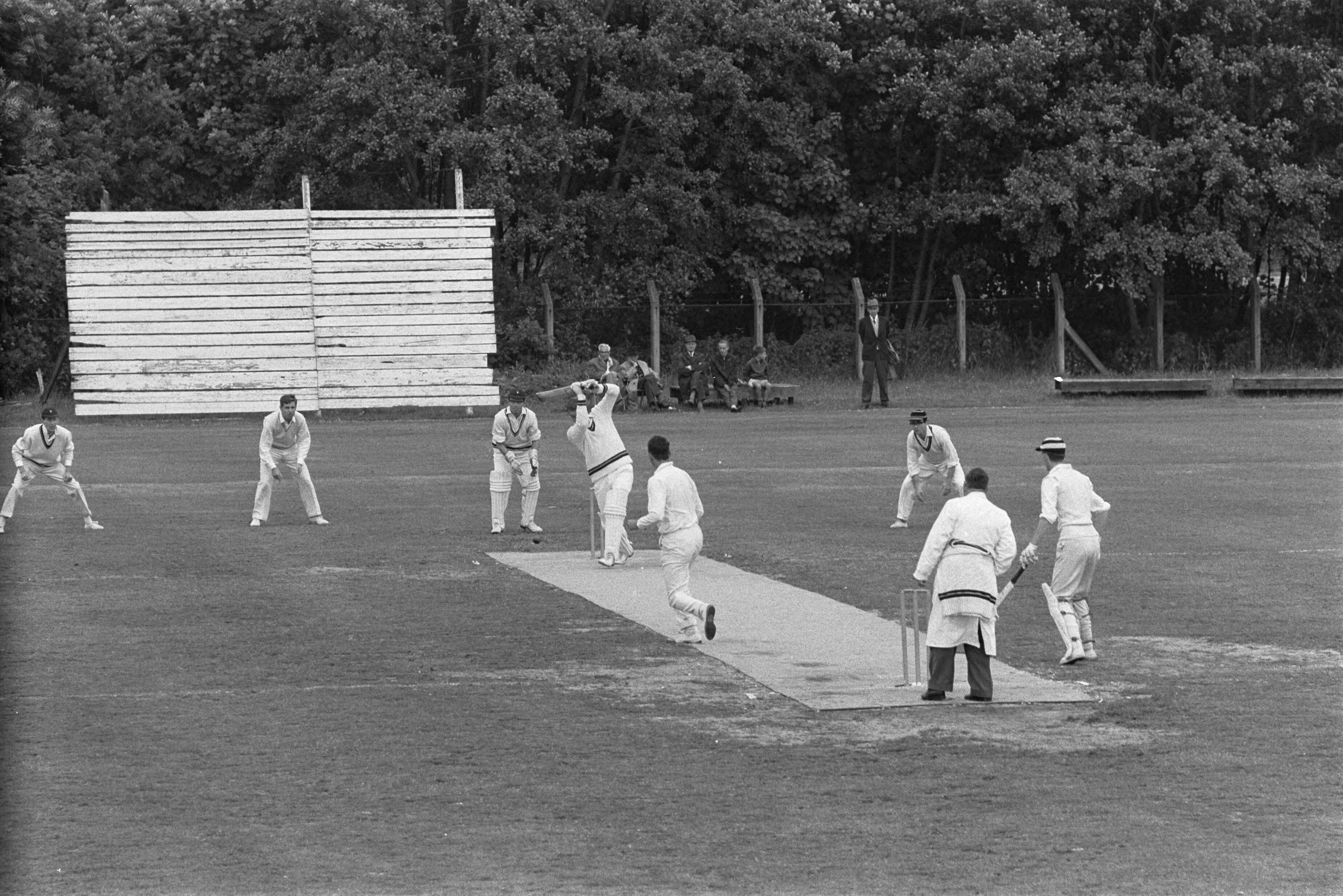 Fotocollectie Anefo — Cricket Rood en Wit tegen VRA te Haarlem. Bowler Van Som ( Rood en Wit ), Frans Spits(VRA) aan bat en de wicket keeper Engelenberg (Rood en Wit) — Foto: Pot, Harry / Anefo. Licentie: Set B: Rechtenvrij / Publiek Domein. Bron: Nationaal Archief. http://hdl.handle.net/10648/aa3b097c-d0b4-102d-bcf8-003048976d84