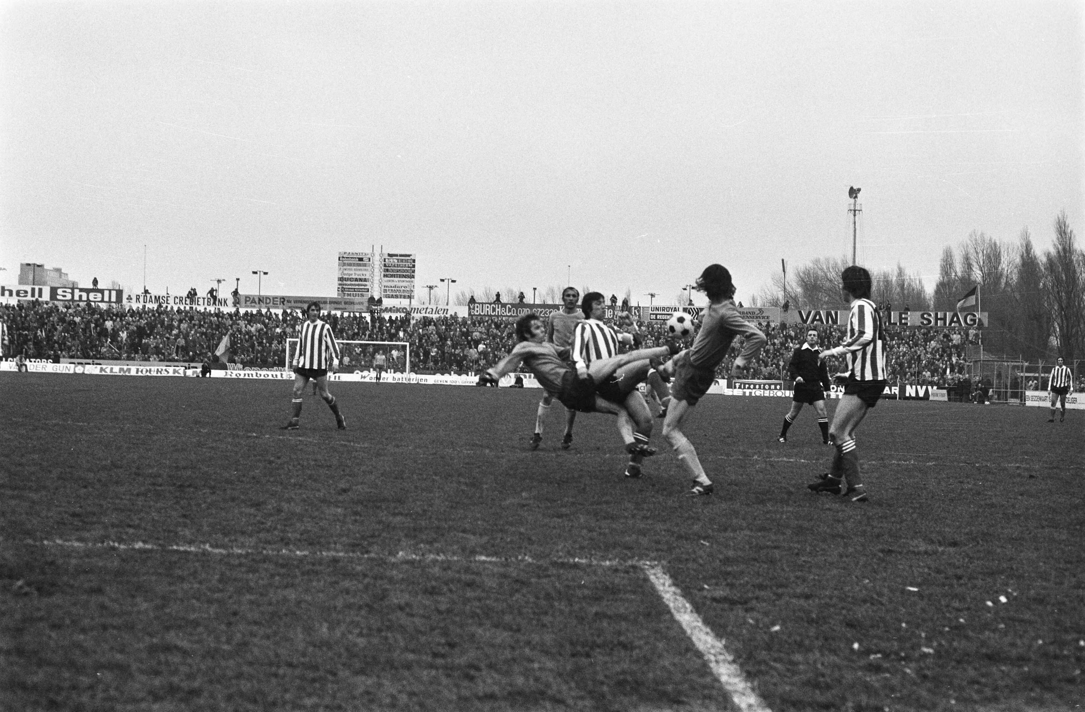 Fotocollectie Anefo — FC Den Haag tegen PSV 1-1, Willy van der Kuylen in de klem. — Foto: Croes, Rob C. / Anefo. Licentie: Set B: Rechtenvrij / Publiek Domein. Bron: Nationaal Archief. http://hdl.handle.net/10648/ac5e52fe-d0b4-102d-bcf8-003048976d84
