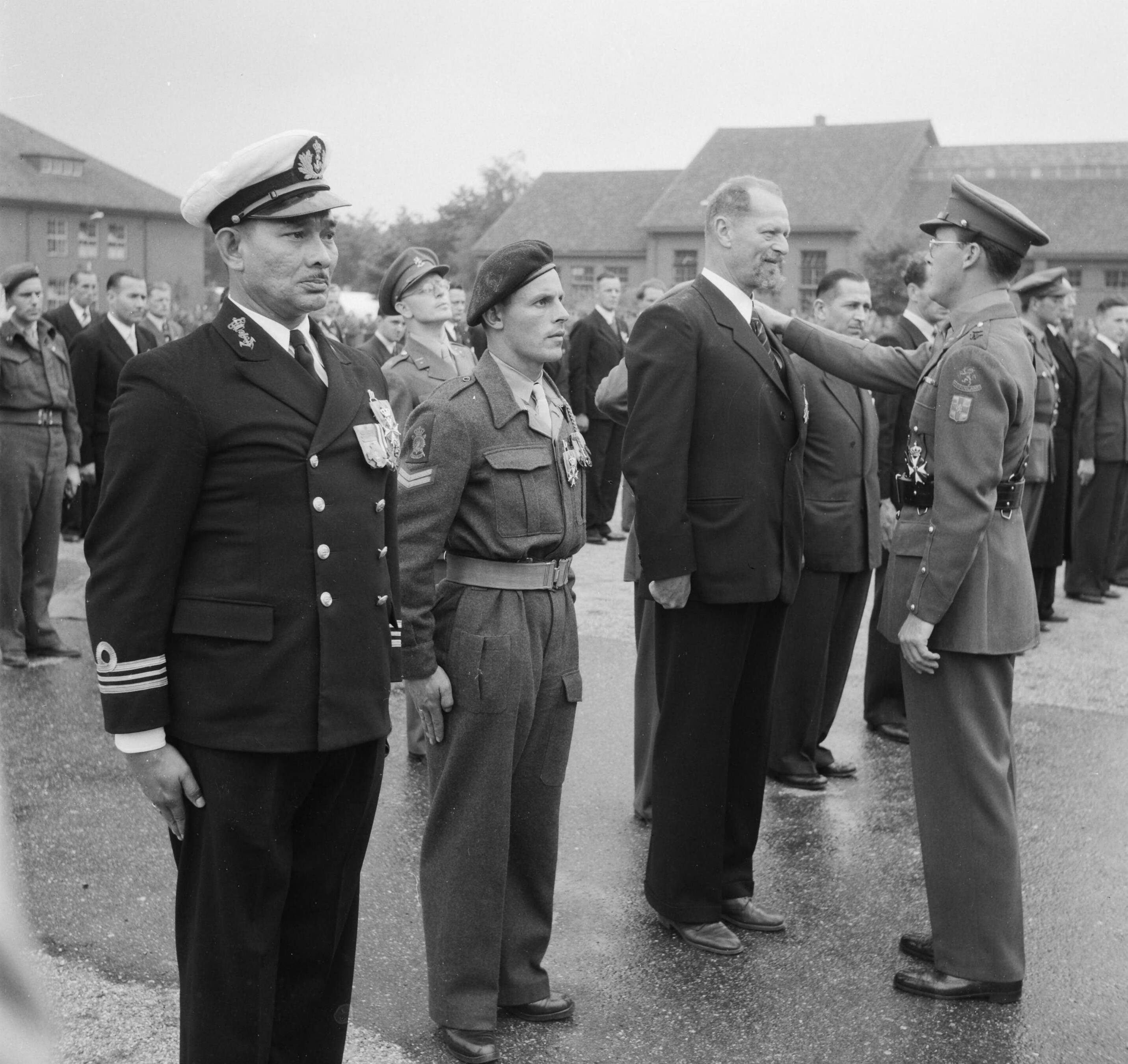 Fotocollectie Anefo — Uitreiking Militaire Willemsorde in de Dumoulinkazerne te Soesterberg. A.G. Koops Dekker ontving de Militaire Willemsorde wegens verzetswerk in Indonesië en de instandhouding van een radioverbinding met Australië. Hij krijgt de ridderslag van prins Bernhard — Foto: Noske, J.D. / Anefo. Licentie: Set B: Rechtenvrij / Publiek Domein. Bron: Nationaal Archief. http://hdl.handle.net/10648/a8dc8330-d0b4-102d-bcf8-003048976d84