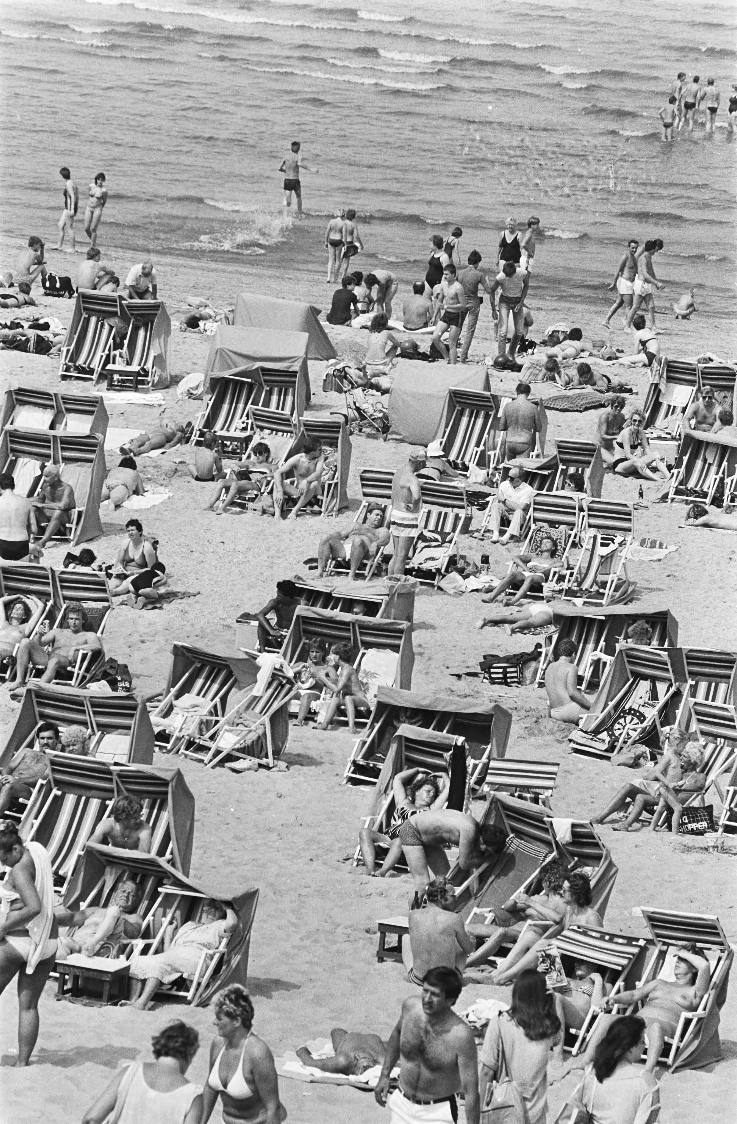 Zeer warm weer — Strand bij Zandvoort — Foto: Bogaerts, Rob / Anefo. Licentie: Set B: Rechtenvrij / Publiek Domein. Bron: Nationaal Archief. http://hdl.handle.net/10648/ad2b973c-d0b4-102d-bcf8-003048976d84