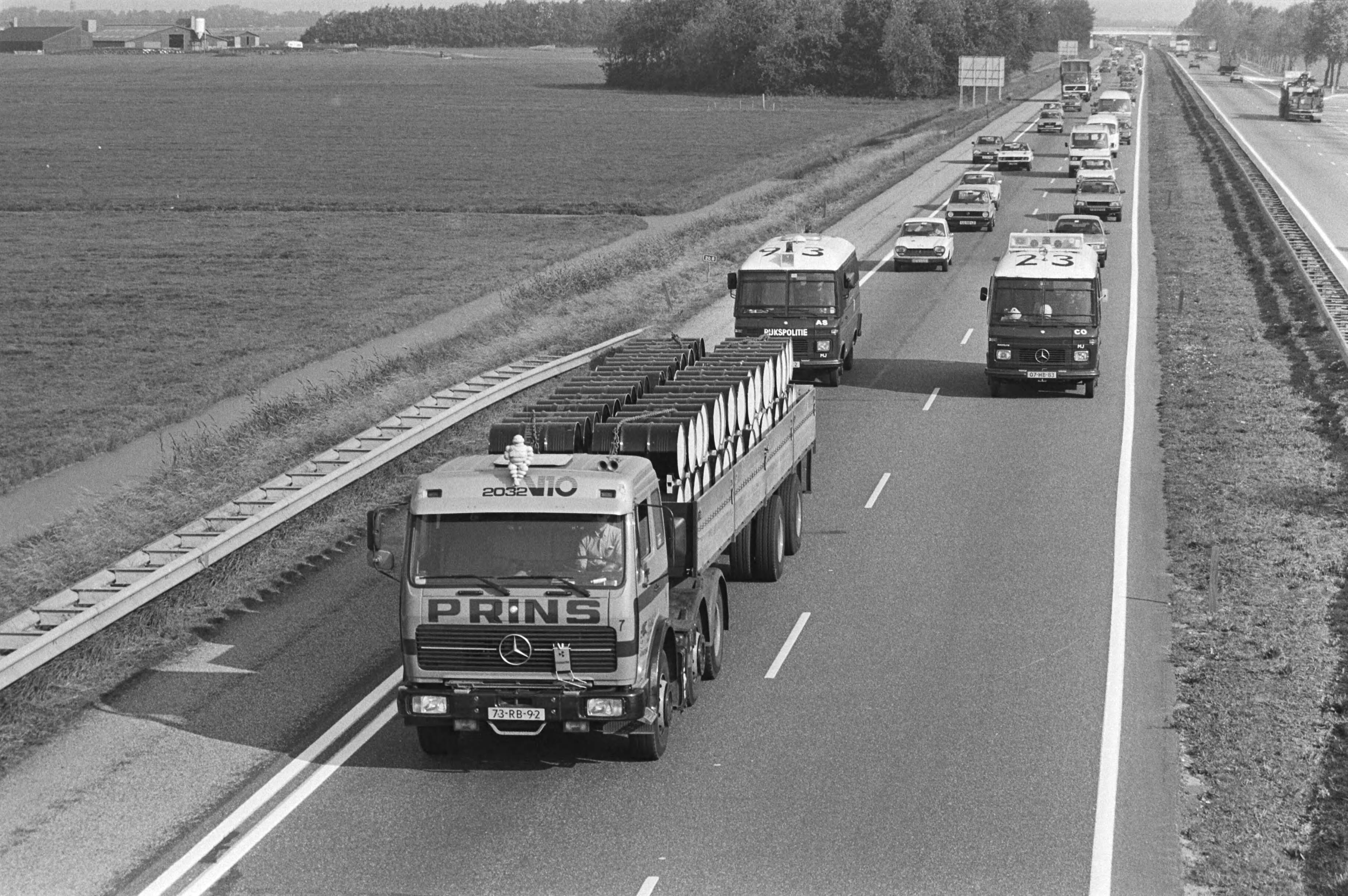 Transport van radio-aktief afval van het Energieonderzoek Centrum Nederland in Petten — Het transport van radioactief afval met vrachtwagens naar IJmuiden om daar ingescheept en later in de Atlantische Oceaan gedumpt te worden, is begonnen. — Foto: Antonisse, Marcel / Anefo. Licentie: Set B: Rechtenvrij / Publiek Domein. Bron: Nationaal Archief. http://hdl.handle.net/10648/ad02c6fe-d0b4-102d-bcf8-003048976d84