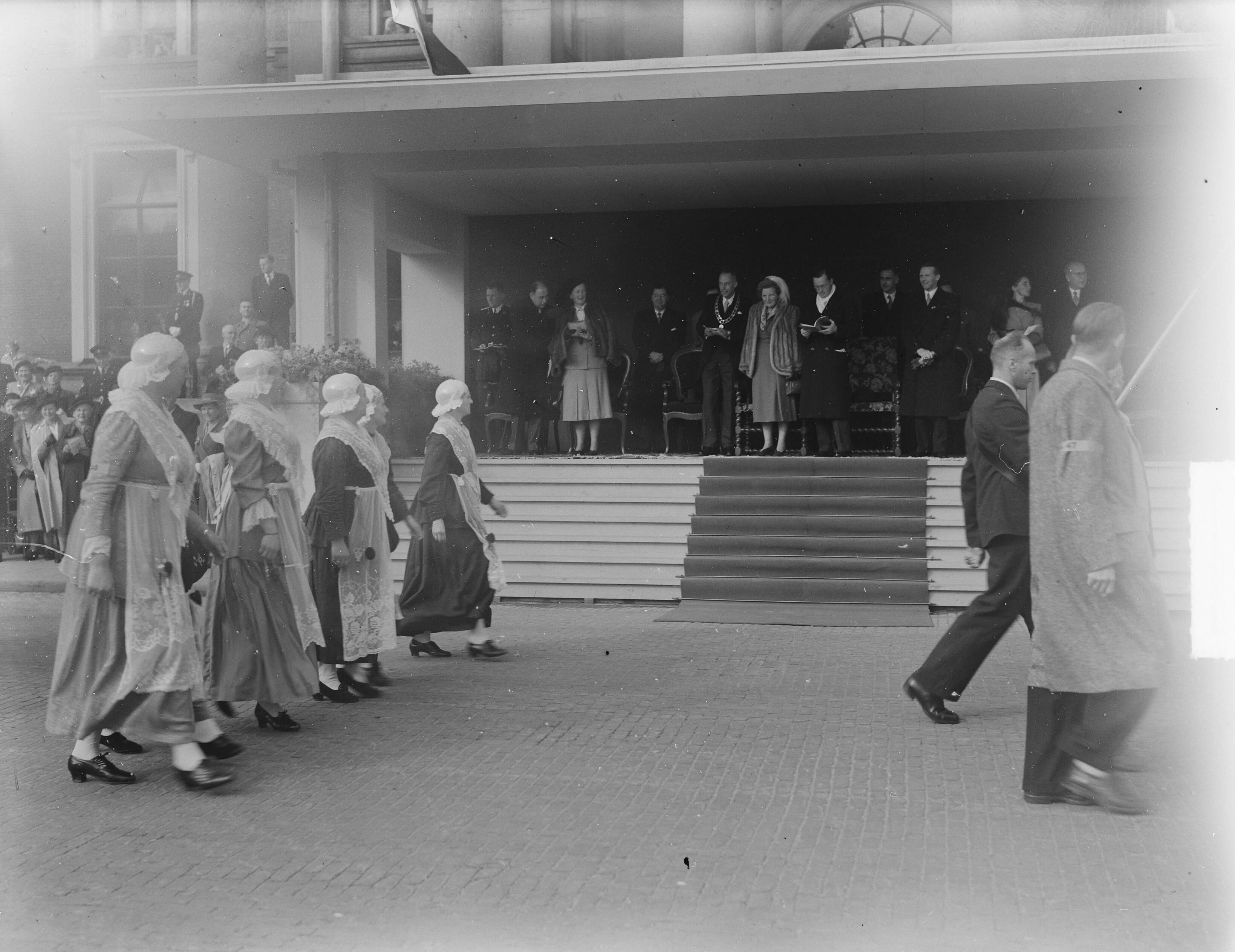 Koninklijk bezoek aan Friesland (1950) — Bezoek koningin Juliana en prins Bernhard aan Friesland. Defilé langs het bordes van het Paleis van Justitie aan het Zaailand te Leeuwarden — Foto: Noske, J.D. / Anefo. Licentie: Set B: Rechtenvrij / Publiek Domein. Bron: Nationaal Archief. http://hdl.handle.net/10648/a8dfd1b6-d0b4-102d-bcf8-003048976d84