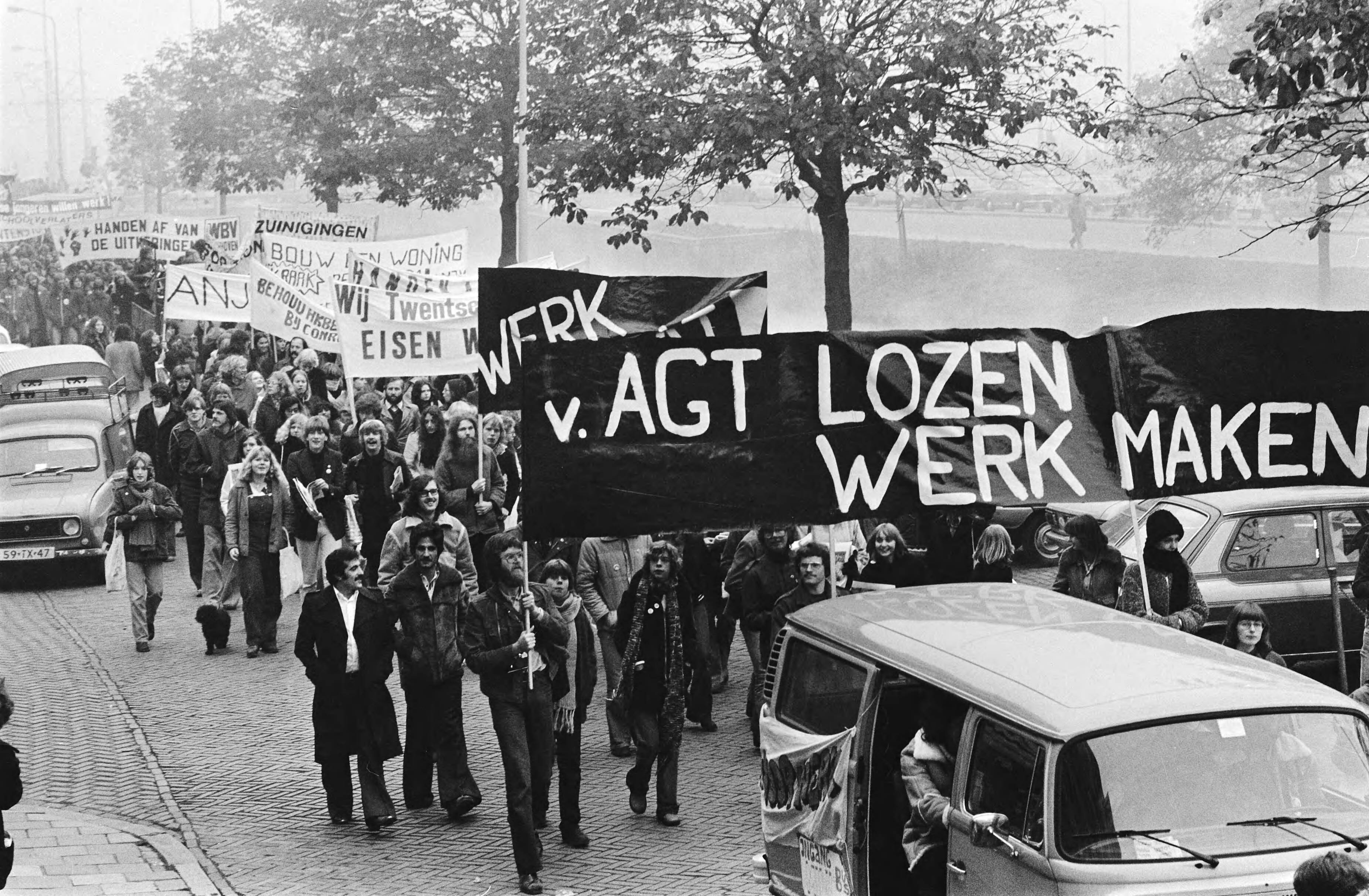 Fotocollectie Anefo — Demonstratie tegen jeugdwerkloosheid in Den Haag ; overzicht tijdens demonstratie — Foto: Croes, Rob C. / Anefo. Licentie: Set B: Rechtenvrij / Publiek Domein. Bron: Nationaal Archief. http://hdl.handle.net/10648/acbf4f46-d0b4-102d-bcf8-003048976d84