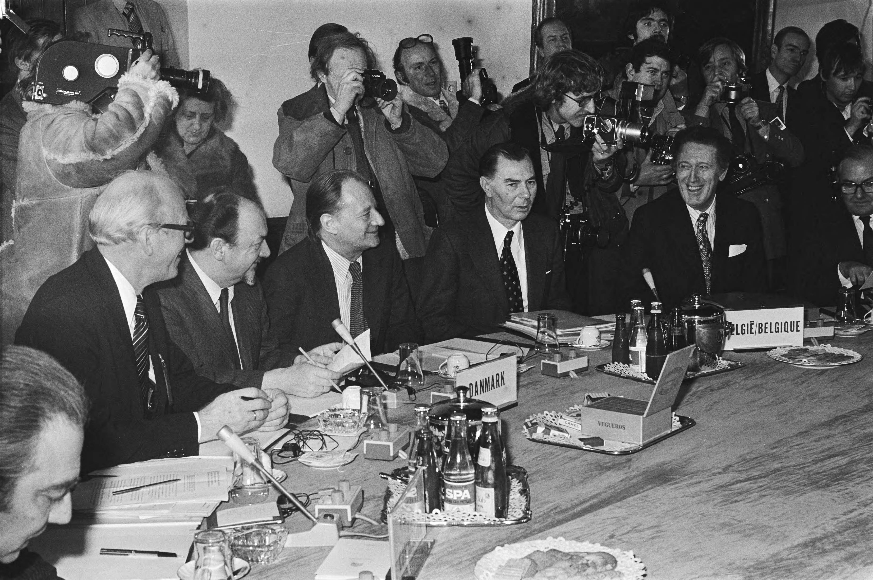Fotocollectie Anefo — Bijeenkomst regeringsleiders EG in Den Haag ; in de Rolzaal — Foto: Peters, Hans / Anefo. Licentie: Set B: Rechtenvrij / Publiek Domein. Bron: Nationaal Archief. http://hdl.handle.net/10648/ac90fbb4-d0b4-102d-bcf8-003048976d84