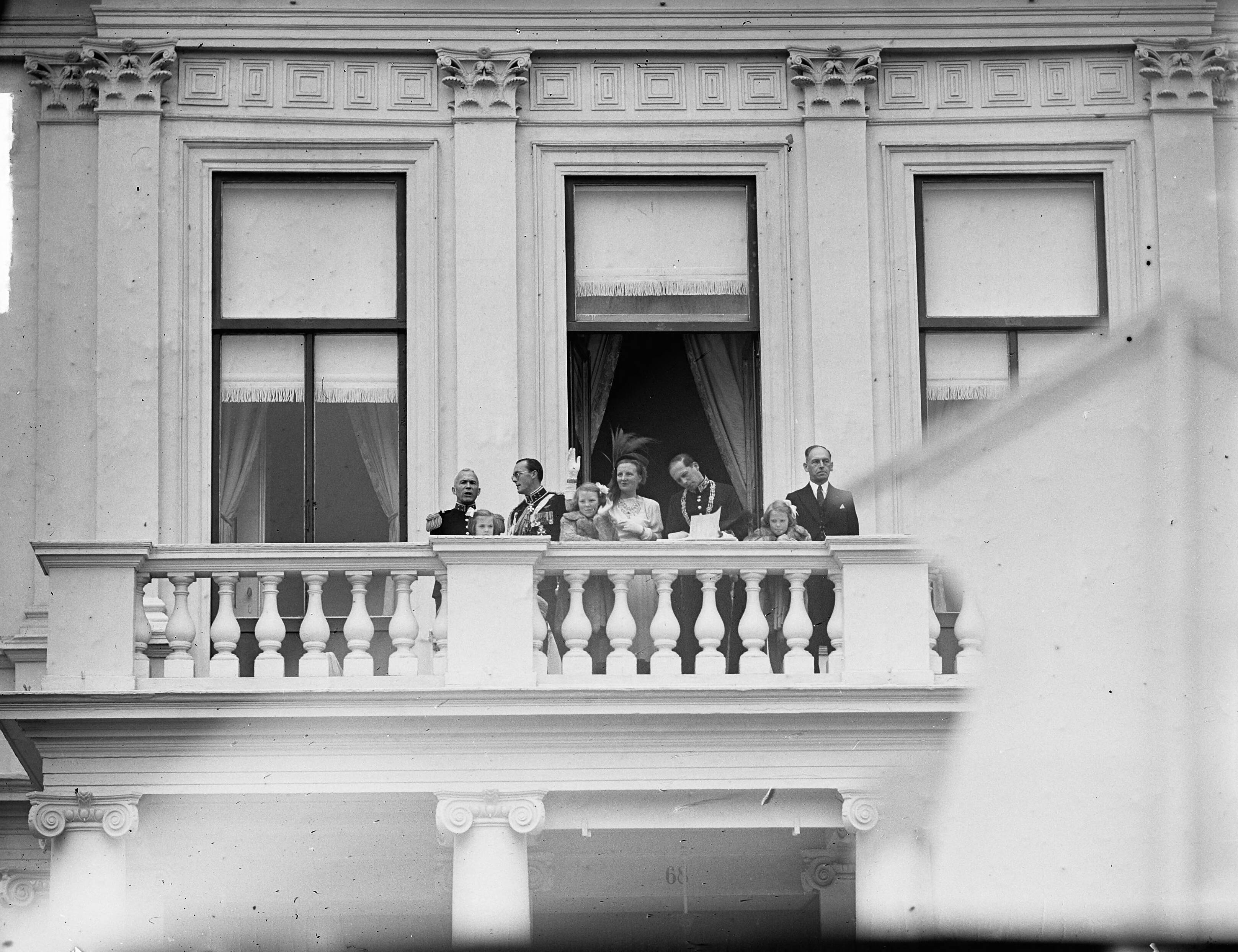 Intocht van koningin Juliana in Den Haag (1948) — Intocht Koningin Juliana in Den Haag. Koninlijke familie op balkon van paleis Noordeinde — Foto: Bilsen, Joop van / Anefo. Licentie: Set B: Rechtenvrij / Publiek Domein. Bron: Nationaal Archief. http://hdl.handle.net/10648/a8bd3976-d0b4-102d-bcf8-003048976d84