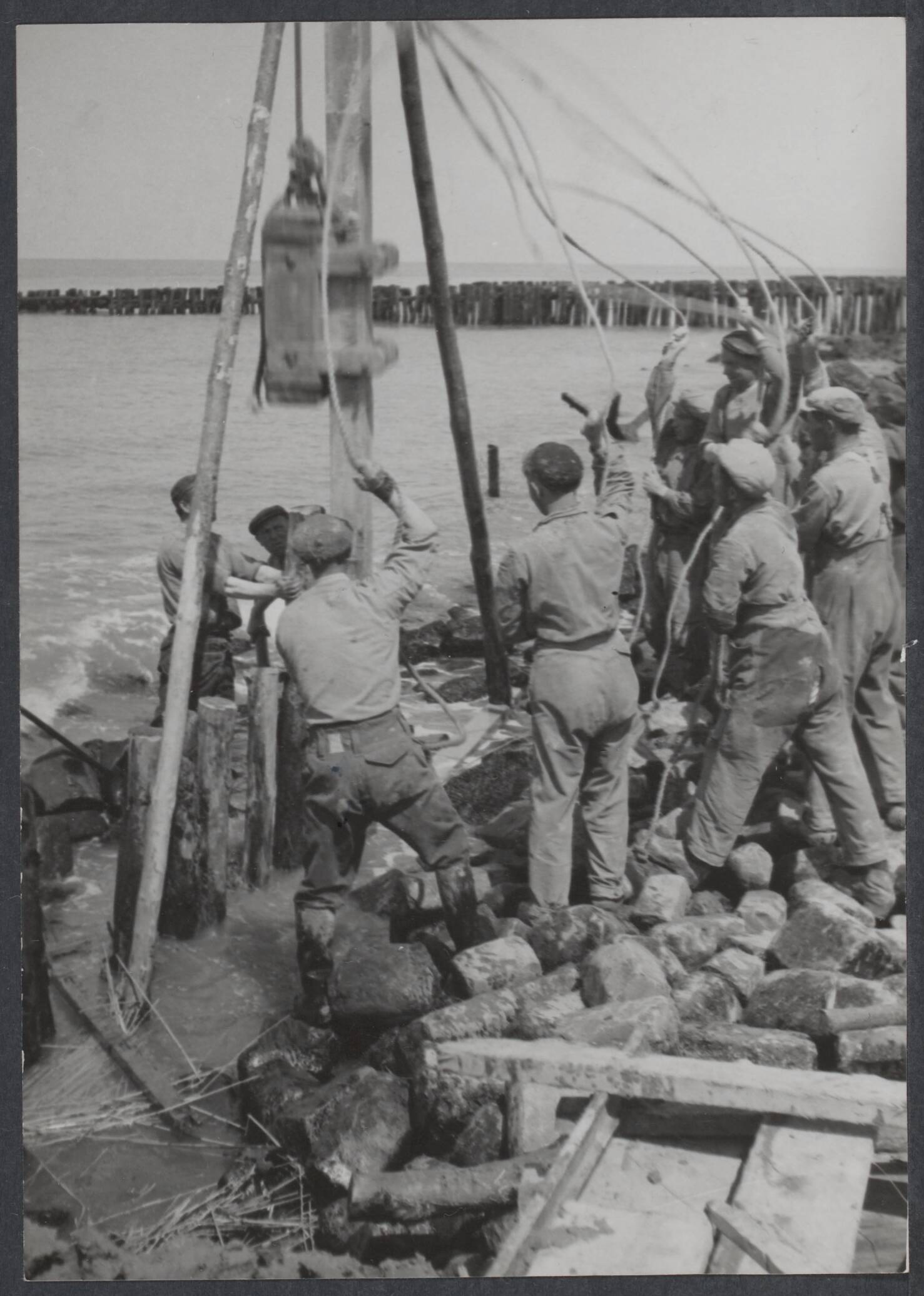 Westkapelle. Raid op de wijk van - 1944 — Westkapelle [herstelwerkzaamheden, heien van palen] — Foto: Dillaert / Spaarnestad. Licentie: Set B: Rechtenvrij / Publiek Domein. Bron: Nationaal Archief. http://hdl.handle.net/10648/b76e5b09-d572-347d-9eca-d3fb5c1ce20d