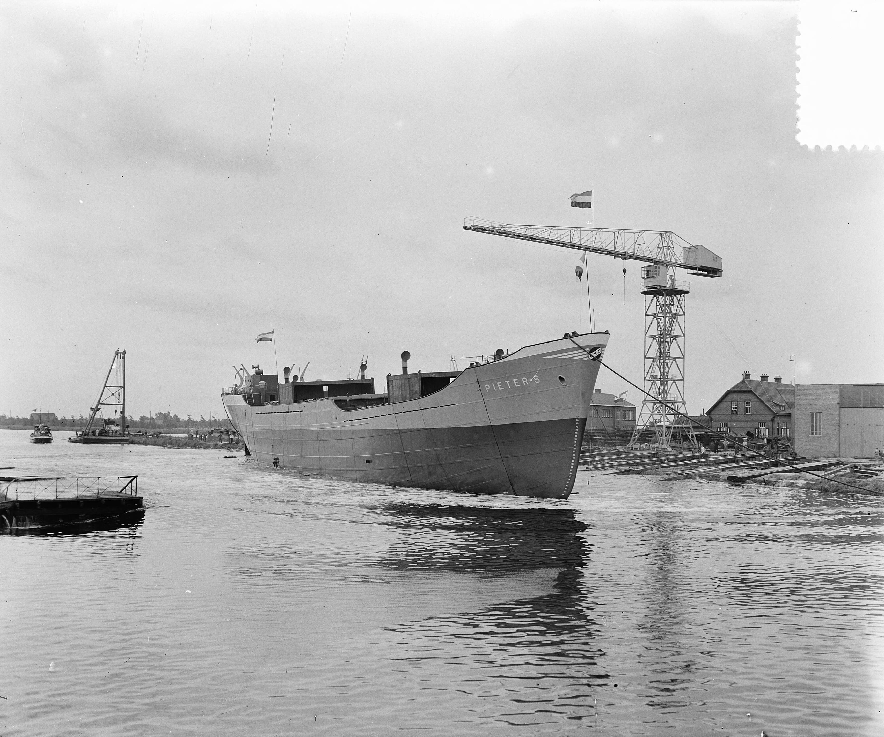 Fotocollectie Anefo — Tewaterlating van motorschip "Pieter S.", gebouw voor de Rotterdamse Kolencentrale bij de N.V. Terneuzense Scheepsbouwmaatschappij — Foto: Duinen, H. van / Anefo. Licentie: Set B: Rechtenvrij / Publiek Domein. Bron: Nationaal Archief. http://hdl.handle.net/10648/a9115056-d0b4-102d-bcf8-003048976d84