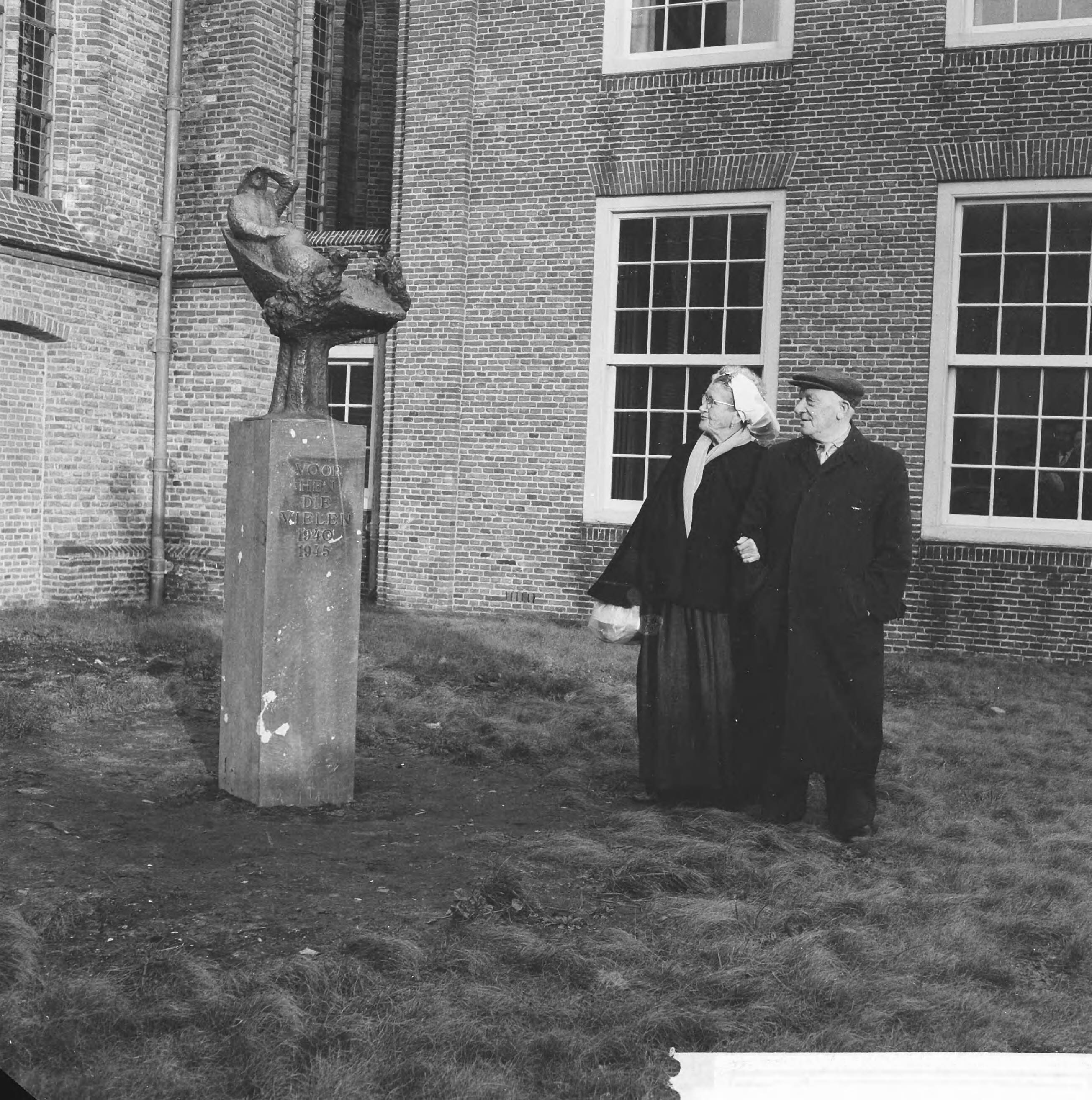 Fotocollectie Anefo — Beeldje voor omgekomen vissers bij de Oude Kerk te Scheveningen. Echtpaar bekijkt beeldje — Foto: Lindeboom, Henk / Anefo. Licentie: Set B: Rechtenvrij / Publiek Domein. Bron: Nationaal Archief. http://hdl.handle.net/10648/a9e99fe2-d0b4-102d-bcf8-003048976d84