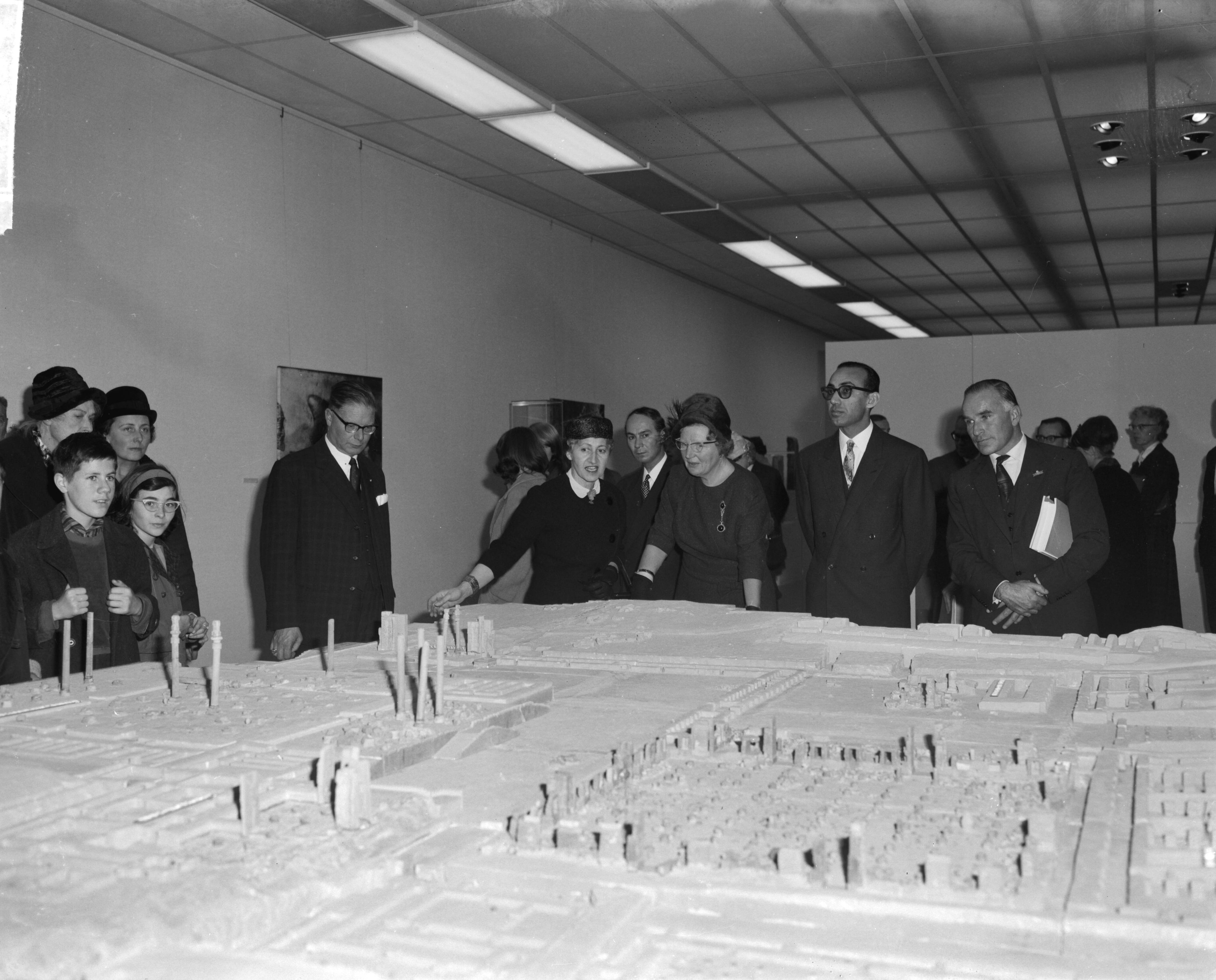 Fotocollectie Anefo — Koningin Juliana brengt een bezoek aan de tentoonstelling 7000 jaar Perzische Kunst te Den Haag, v.l.n.r. Louis Wijsenbeek (directeur), mevrouw Moghun, de koningin, dr. Ferydoun en stalmeester Bischoff van Heemskerck bij een maquette van Persepolis — Foto: Bilsen, Joop van / Anefo. Licentie: Set B: Rechtenvrij / Publiek Domein. Bron: Nationaal Archief. http://hdl.handle.net/10648/aa1db962-d0b4-102d-bcf8-003048976d84