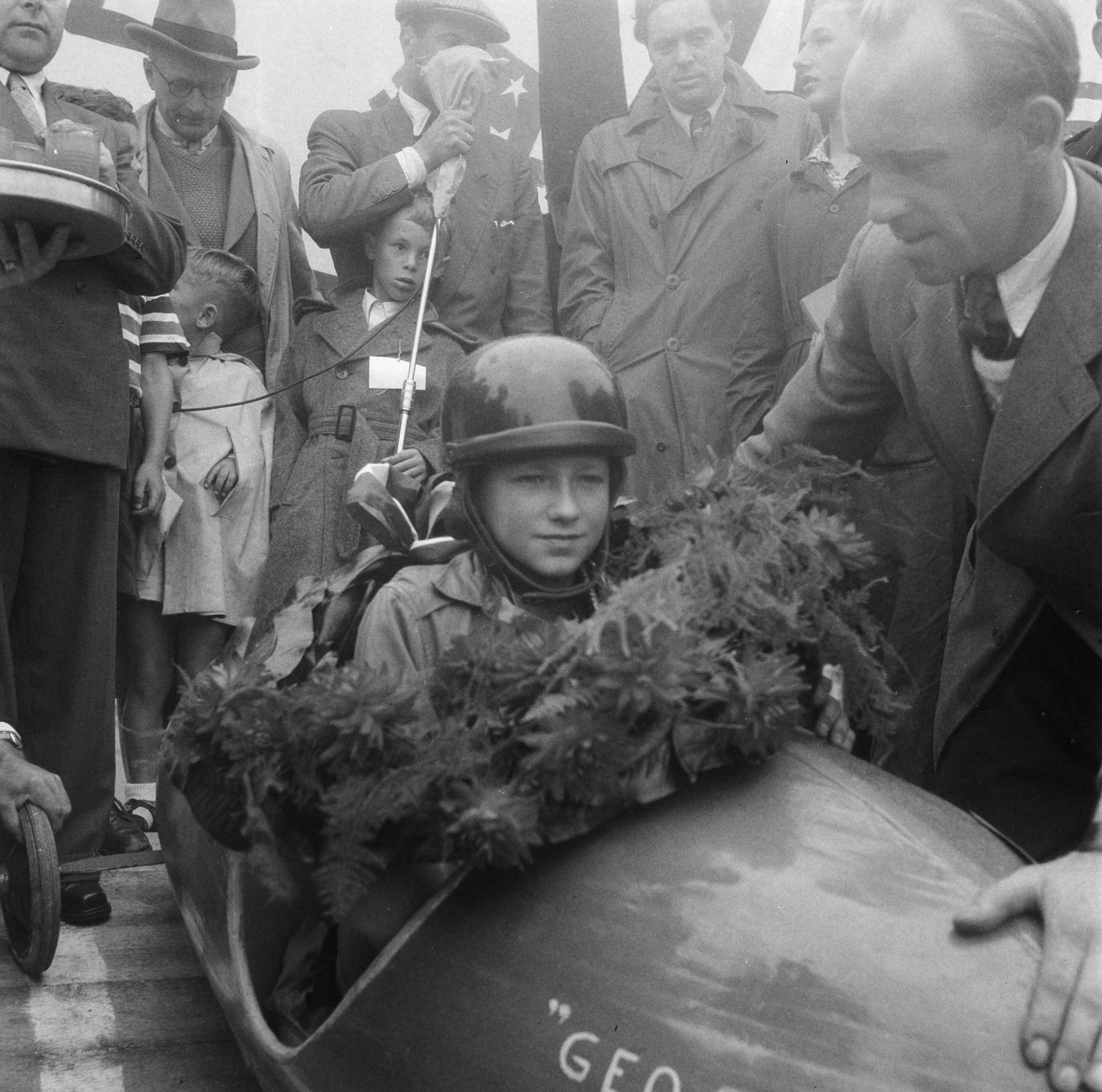 Nationale Zeepkistenrace Zandvoort — Nationale Zeepkistenrace te Zandvoort. Kampioen gereglementeerde klasse, de 14-jarige G.H. Niggendijker uit Apeldoorn [in zijn Geo-speciaal met gewonnen Engelse helm] — Foto: Pot, Harry / Anefo. Licentie: Set B: Rechtenvrij / Publiek Domein. Bron: Nationaal Archief. http://hdl.handle.net/10648/a8dd5698-d0b4-102d-bcf8-003048976d84