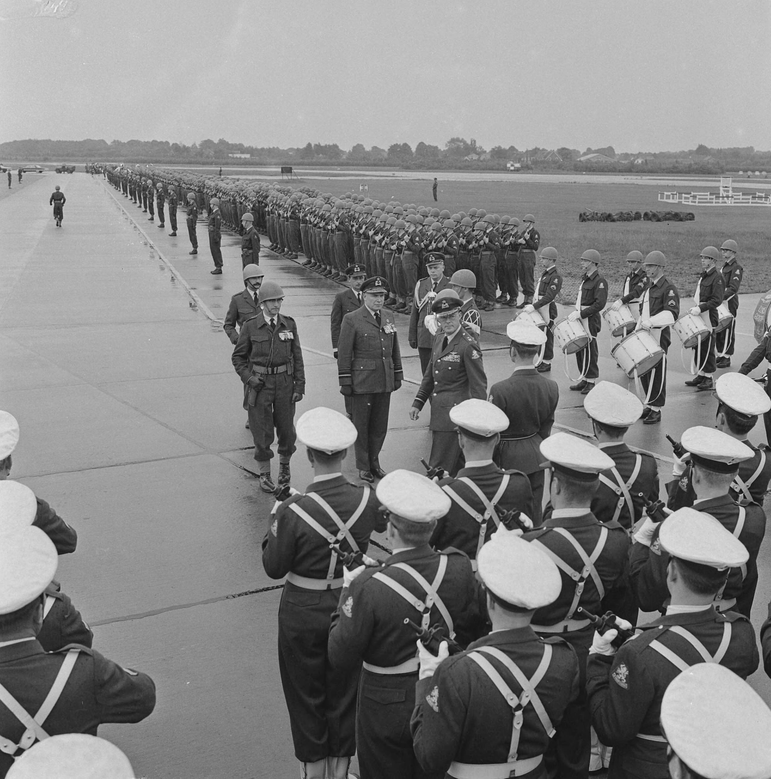Fotocollectie Anefo — Vijftig jaar Koninklijke Luchtmacht. Defilé op Soesterberg. Inspectie van de een detachement van de Marine door prins Bernhard — Foto: Koch, Eric / Anefo. Licentie: Set B: Rechtenvrij / Publiek Domein. Bron: Nationaal Archief. http://hdl.handle.net/10648/aa3d31a2-d0b4-102d-bcf8-003048976d84
