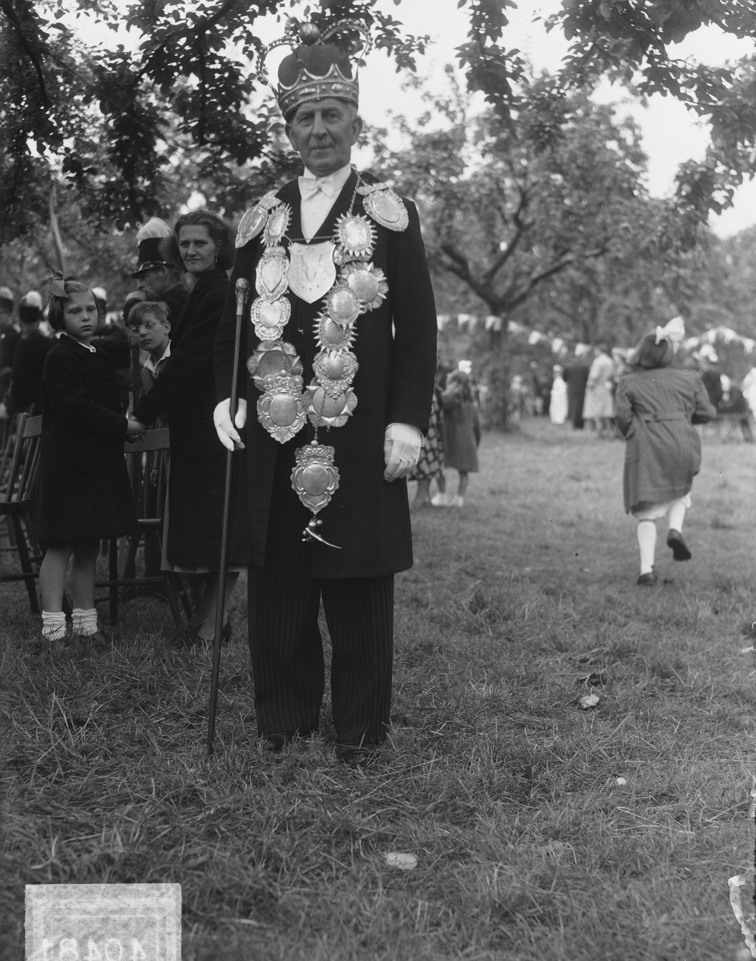 300-jarig bestaan schutterij St. Bavo — 300-jarig bestaan schutterij St. Bavo. [een Schutterskoning] — Foto: Oorschot, […] van / Anefo. Licentie: Set B: Rechtenvrij / Publiek Domein. Bron: Nationaal Archief. http://hdl.handle.net/10648/a8daf3da-d0b4-102d-bcf8-003048976d84