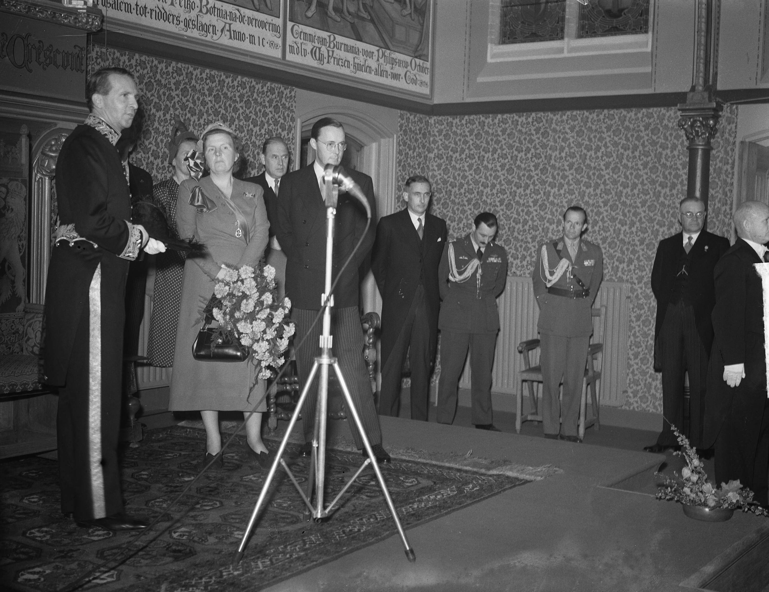 Koninklijk bezoek aan Friesland (1950) — Koninklijk bezoek Friesland. Ontvangst in Leeuwarden — Foto: Noske, J.D. / Anefo. Licentie: Set B: Rechtenvrij / Publiek Domein. Bron: Nationaal Archief. http://hdl.handle.net/10648/a8dfb88e-d0b4-102d-bcf8-003048976d84