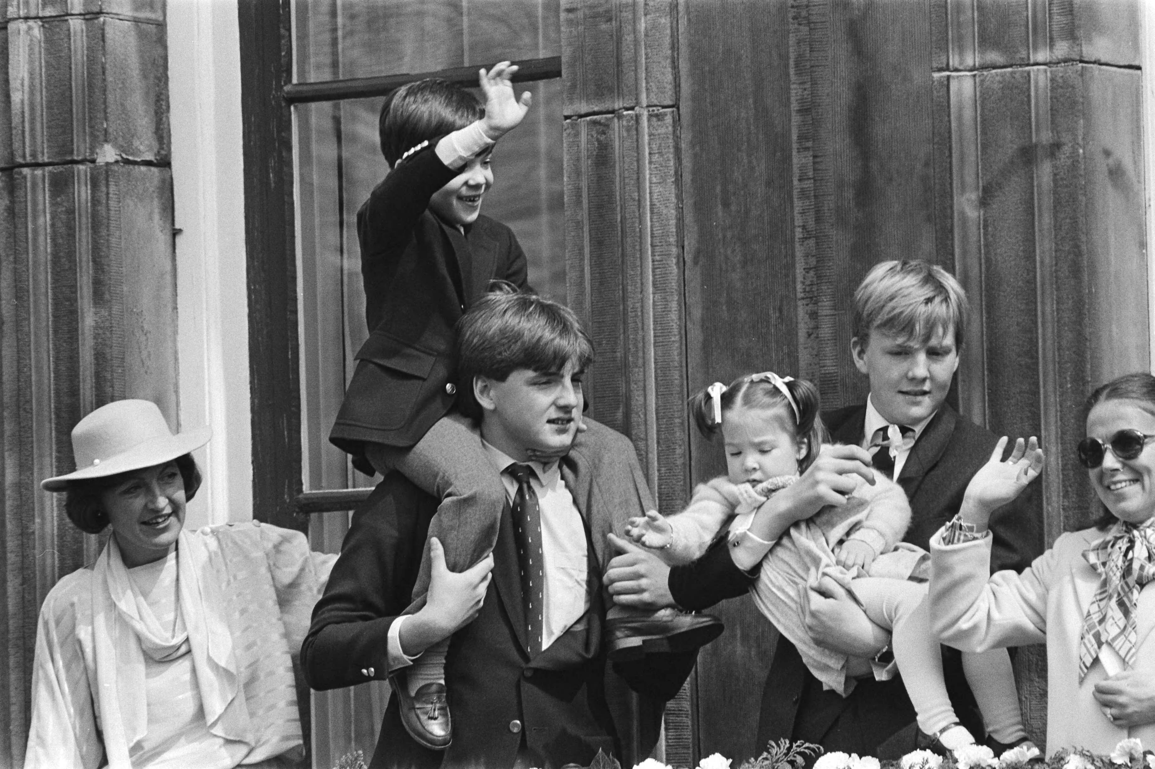 Fotocollectie Anefo — Koninginnedag 1984 in Den Haag ; Willem Alexander met nichtje Juliana en Maurits met Bernardo op de schouders — Foto: Antonisse, Marcel / Anefo. Licentie: Set B: Rechtenvrij / Publiek Domein. Bron: Nationaal Archief. http://hdl.handle.net/10648/ad380e54-d0b4-102d-bcf8-003048976d84