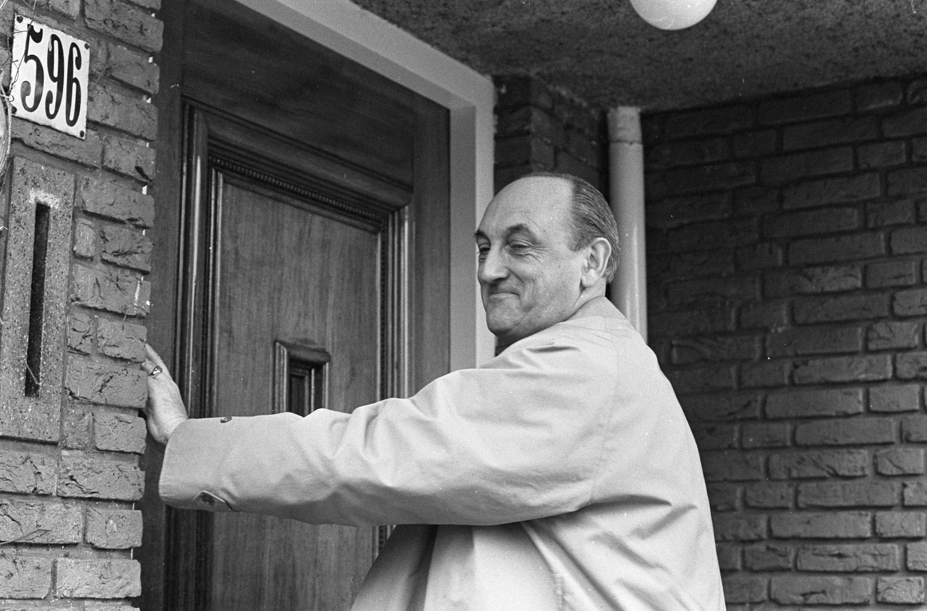 Fotocollectie Anefo — Kabinetsformatie, overleg bij prof. Beel , de heer Toxopeus belt aan bij prof. Beel — Foto: Kroon, Ron / Anefo. Licentie: Set B: Rechtenvrij / Publiek Domein. Bron: Nationaal Archief. http://hdl.handle.net/10648/ab127fce-d0b4-102d-bcf8-003048976d84