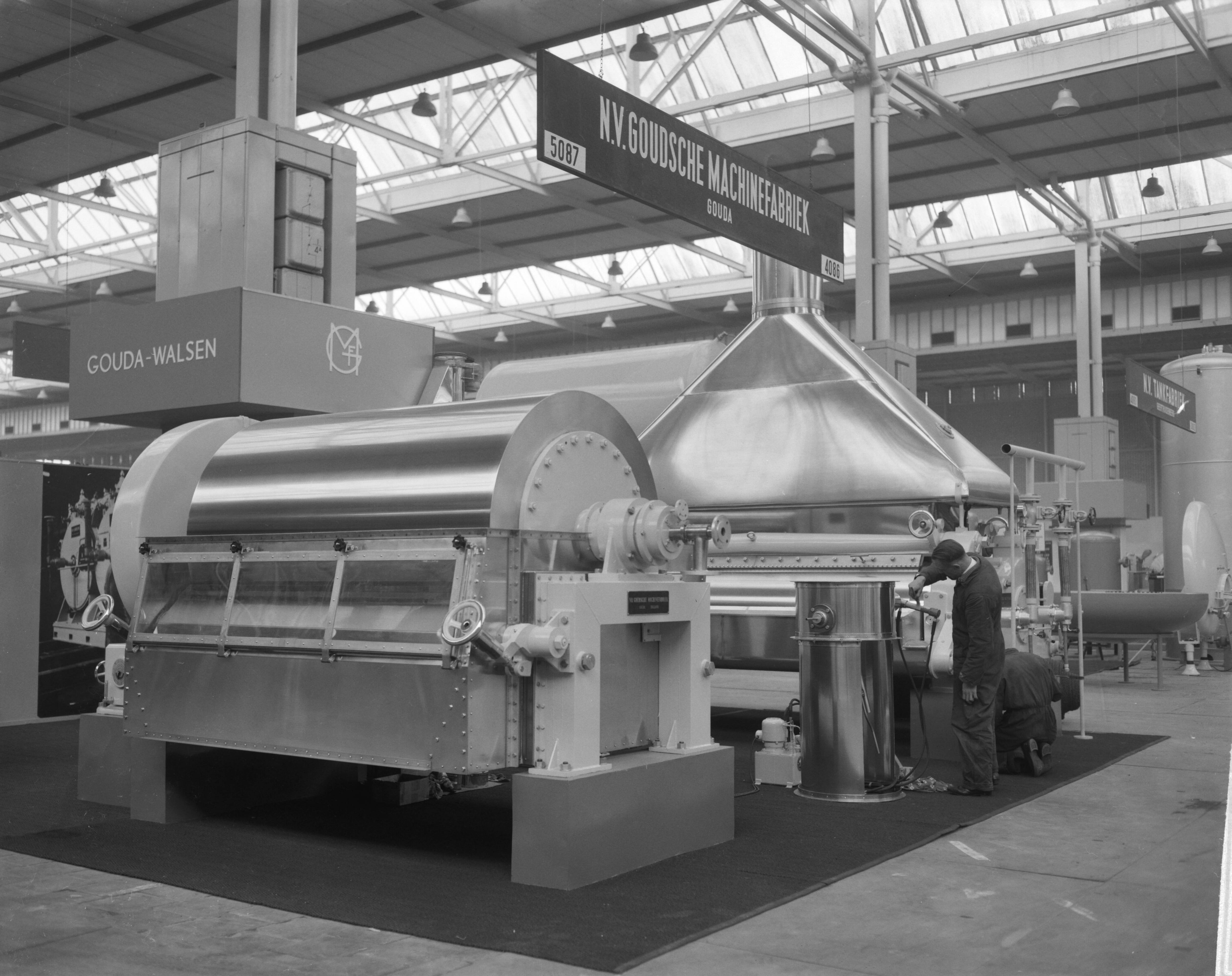 Fotocollectie Anefo — Machevo 1962 beurs in de Jaarbeurs te Utrechtin de Jaarbeurs te Utrecht. Koelwals en walsdroger — Foto: Bilsen, Joop van / Anefo. Licentie: Set B: Rechtenvrij / Publiek Domein. Bron: Nationaal Archief. http://hdl.handle.net/10648/aa1f930e-d0b4-102d-bcf8-003048976d84