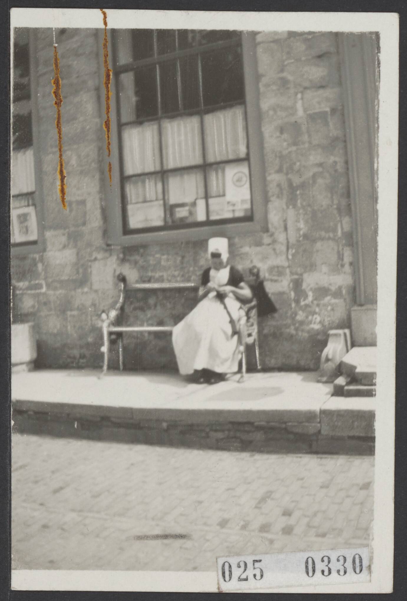 Fotocollectie Elsevier Binnenland — Vrouw voor het Schotse Huis te Veere — Foto: Onbekend / Publiek Domein of Rechtenvrij. Licentie: Set B: Rechtenvrij / Publiek Domein. Bron: Nationaal Archief. http://hdl.handle.net/10648/adda3922-d0b4-102d-bcf8-003048976d84