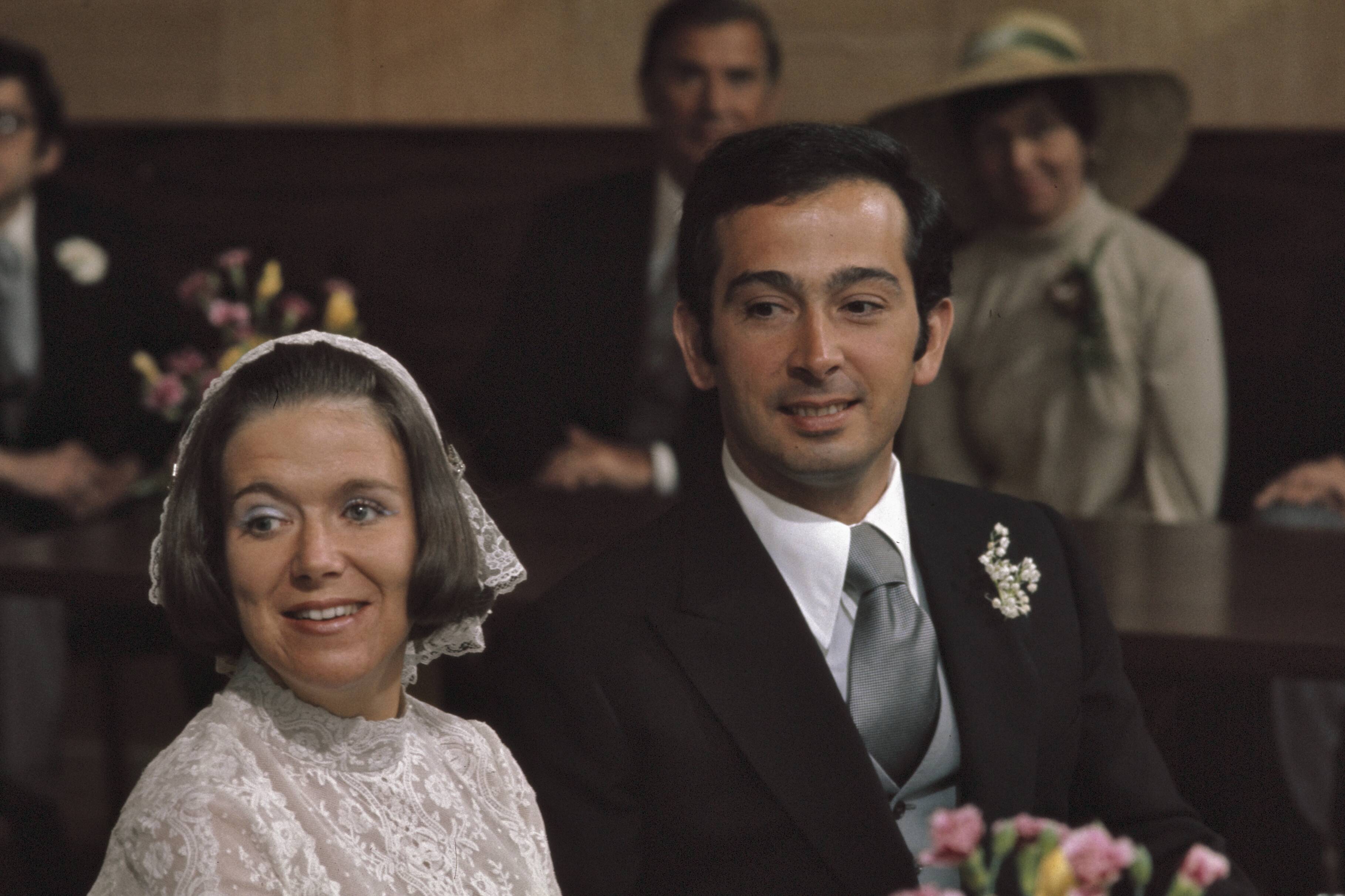 Fotocollectie Anefo — Burgelijk huwelijk Prinses Christina en Jorge Guillerm in Stadhuis in Baarn, koppen — Foto: Mieremet, Rob / Anefo. Licentie: Set B: Rechtenvrij / Publiek Domein. Bron: Nationaal Archief. http://hdl.handle.net/10648/ad938fea-d0b4-102d-bcf8-003048976d84