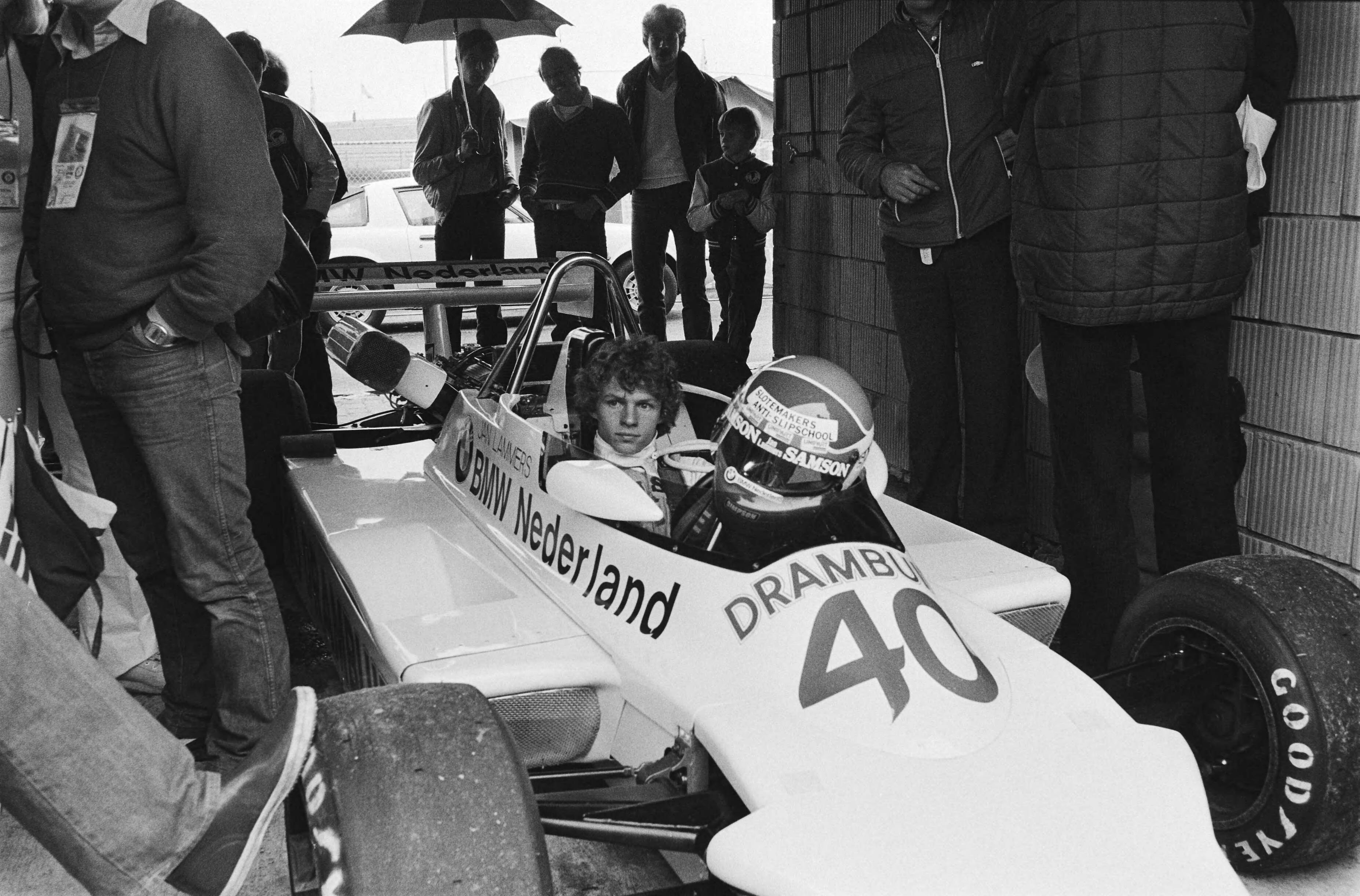 EK Formule 2 1980 races op Zandvoort — Jan Lammers in zijn auto — Foto: Pereira, Fernando / Anefo. Licentie: Set B: Rechtenvrij / Publiek Domein. Bron: Nationaal Archief. http://hdl.handle.net/10648/ace45750-d0b4-102d-bcf8-003048976d84